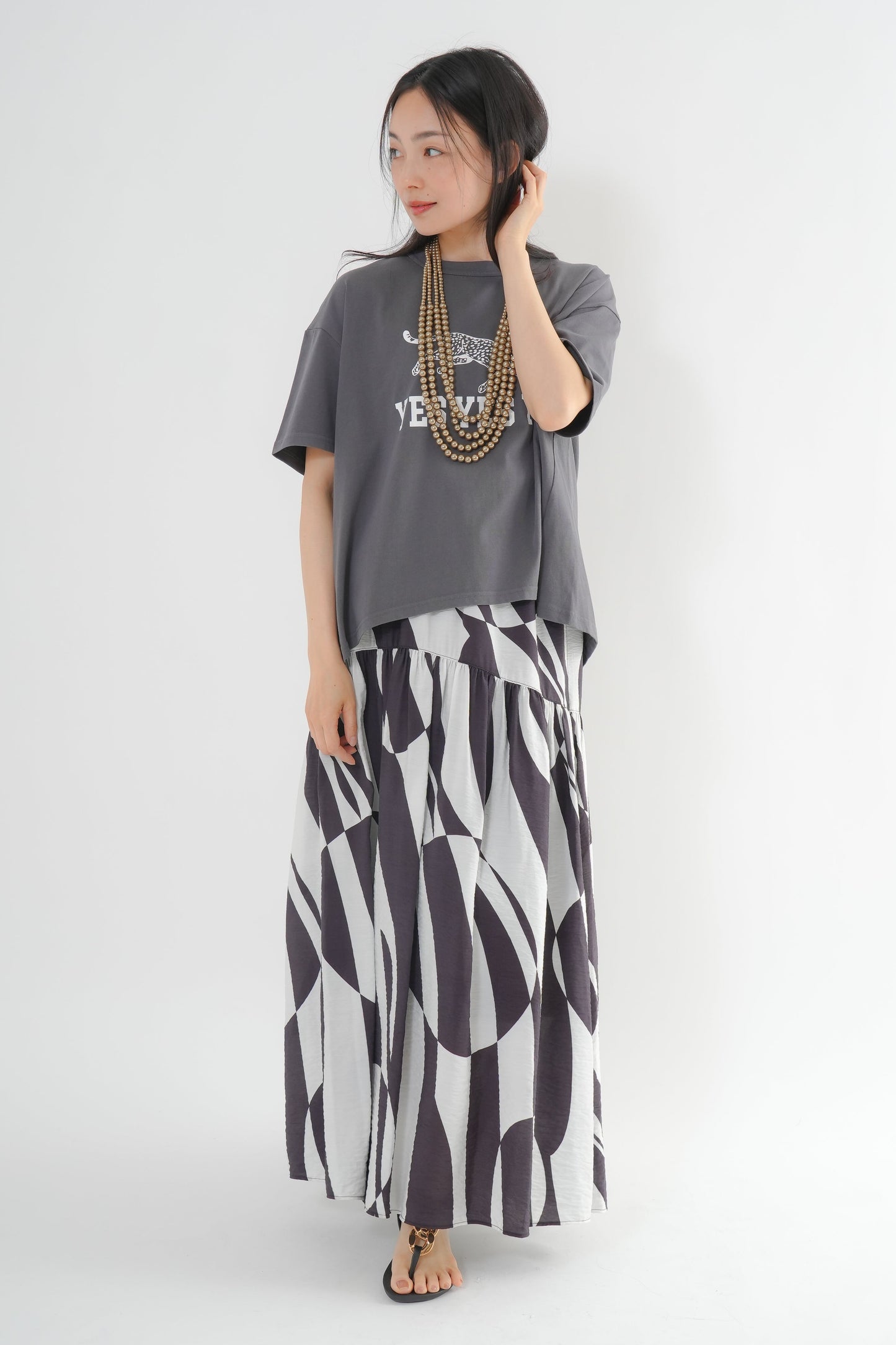 <予約・3点セット>ジャガーTシャツ(チャコール)+ジオメトリックスカート(ブラック)+ビーズネックレス
