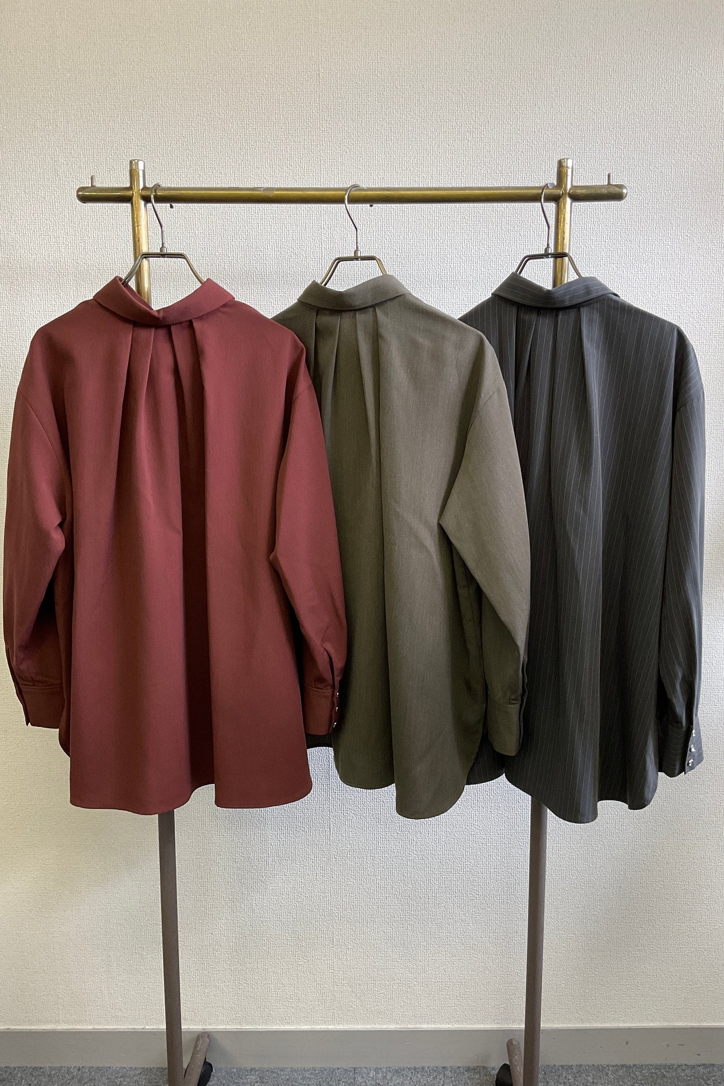 バックタックシャツ