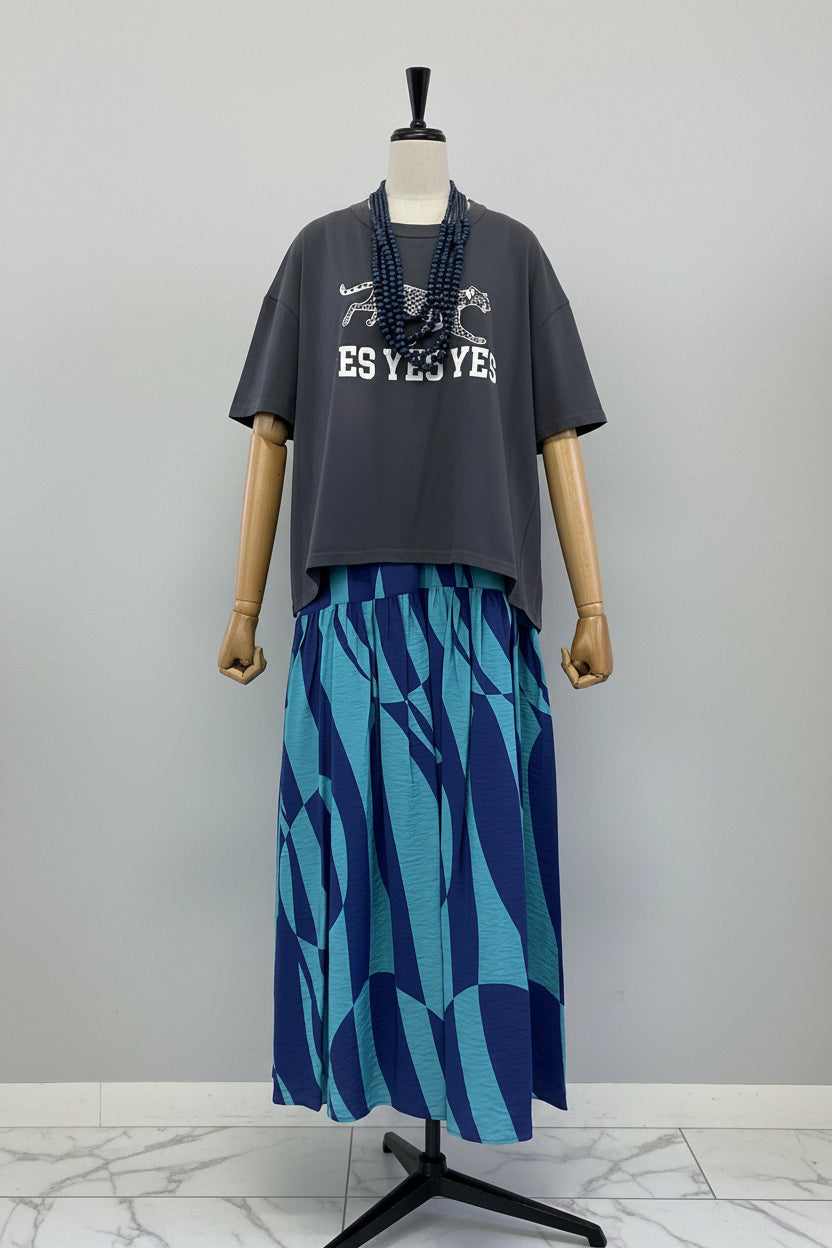 <予約・3点セット>ジャガーTシャツ(チャコール)+ジオメトリックスカート(ブルー)+木製ビーズネックレス