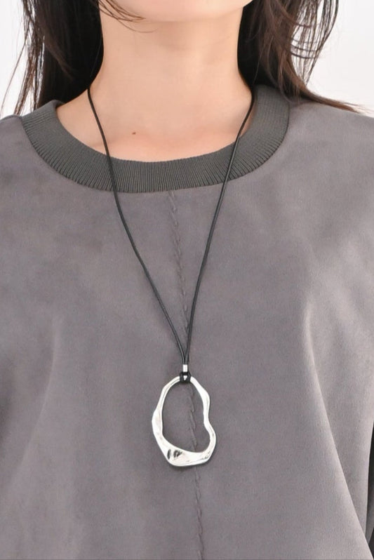 ヘンケイオーバルネックレス