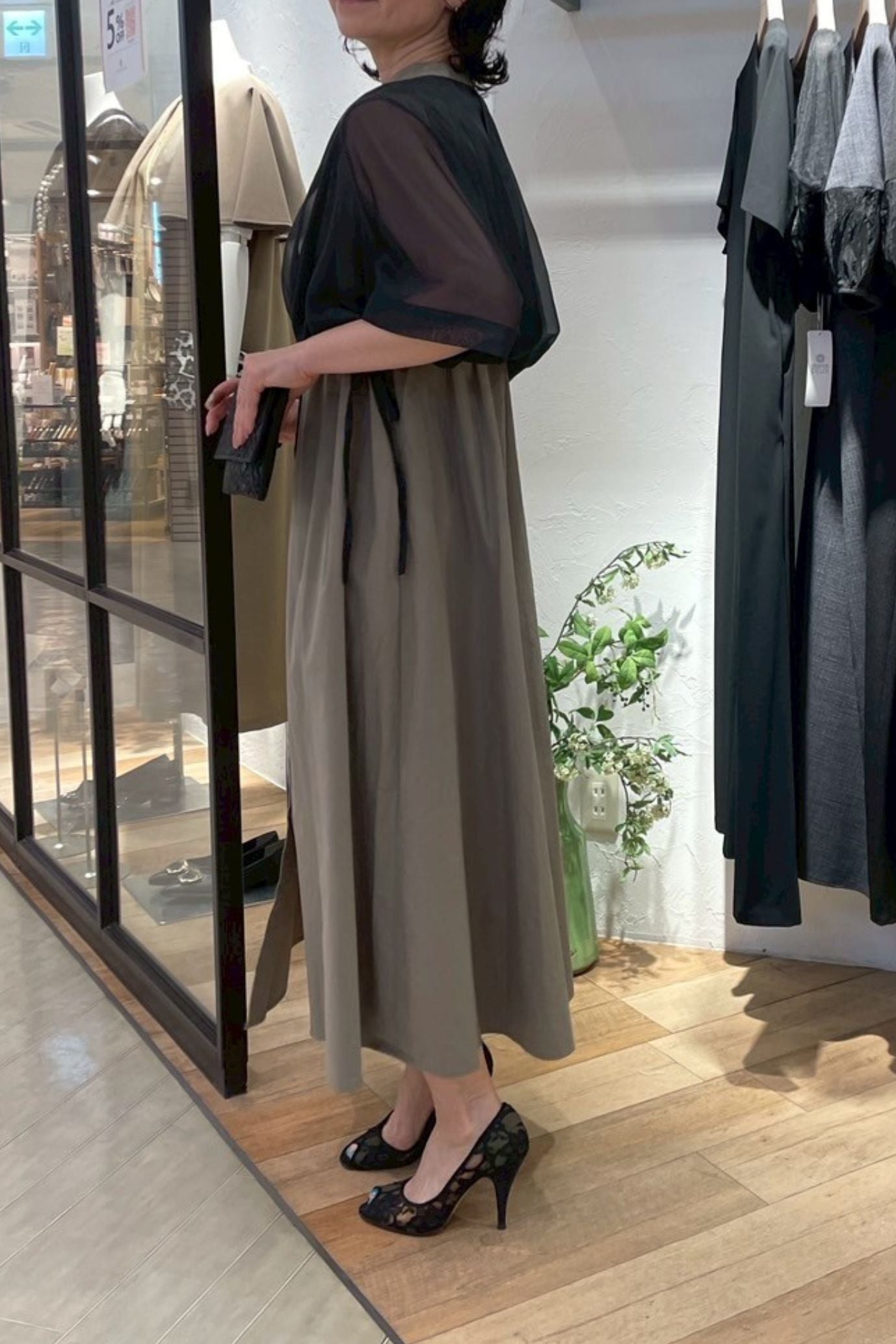 ［ＮＥＷ］シアーケープワンピース
