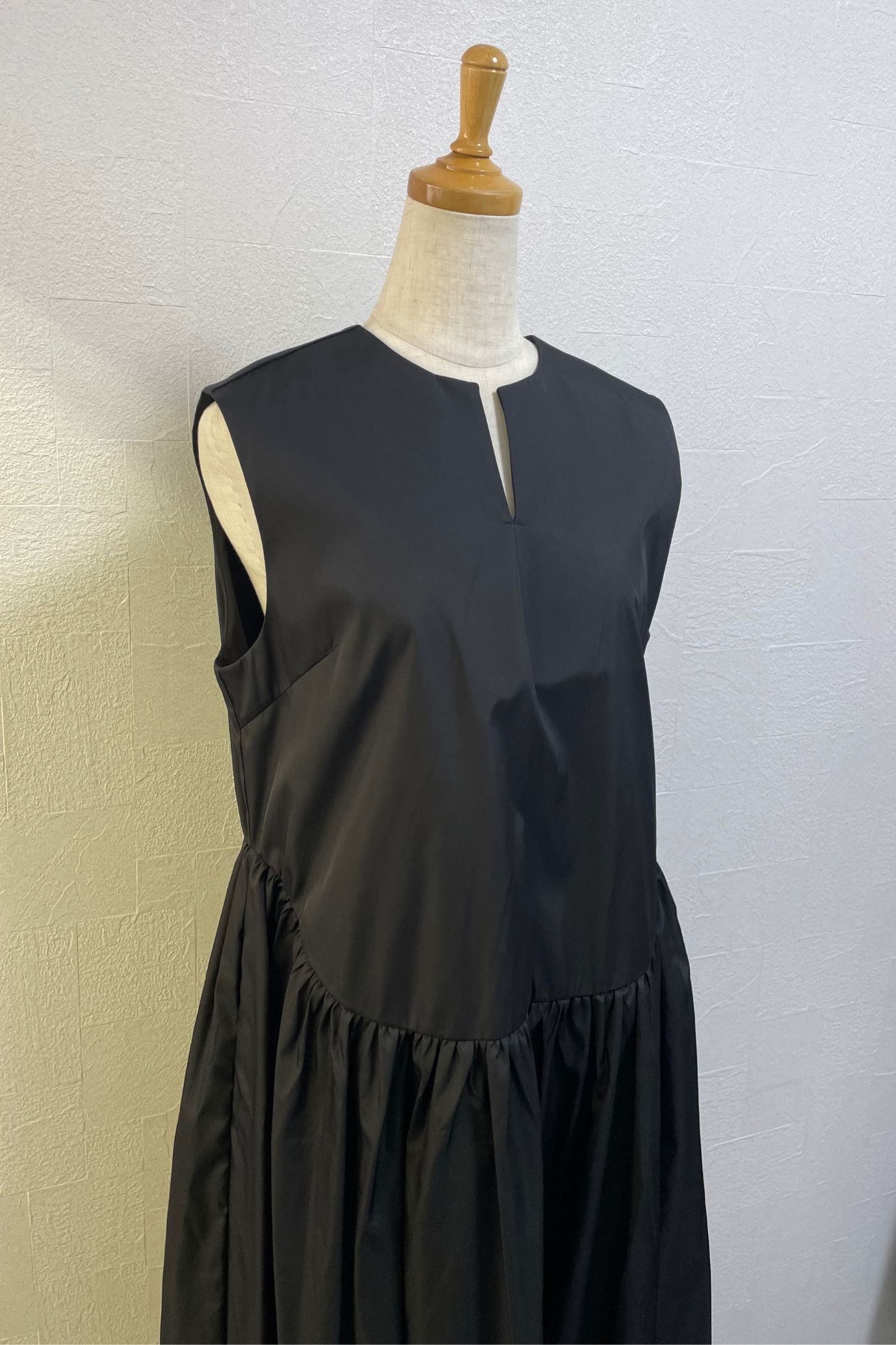 キーネックノースリドレス　
