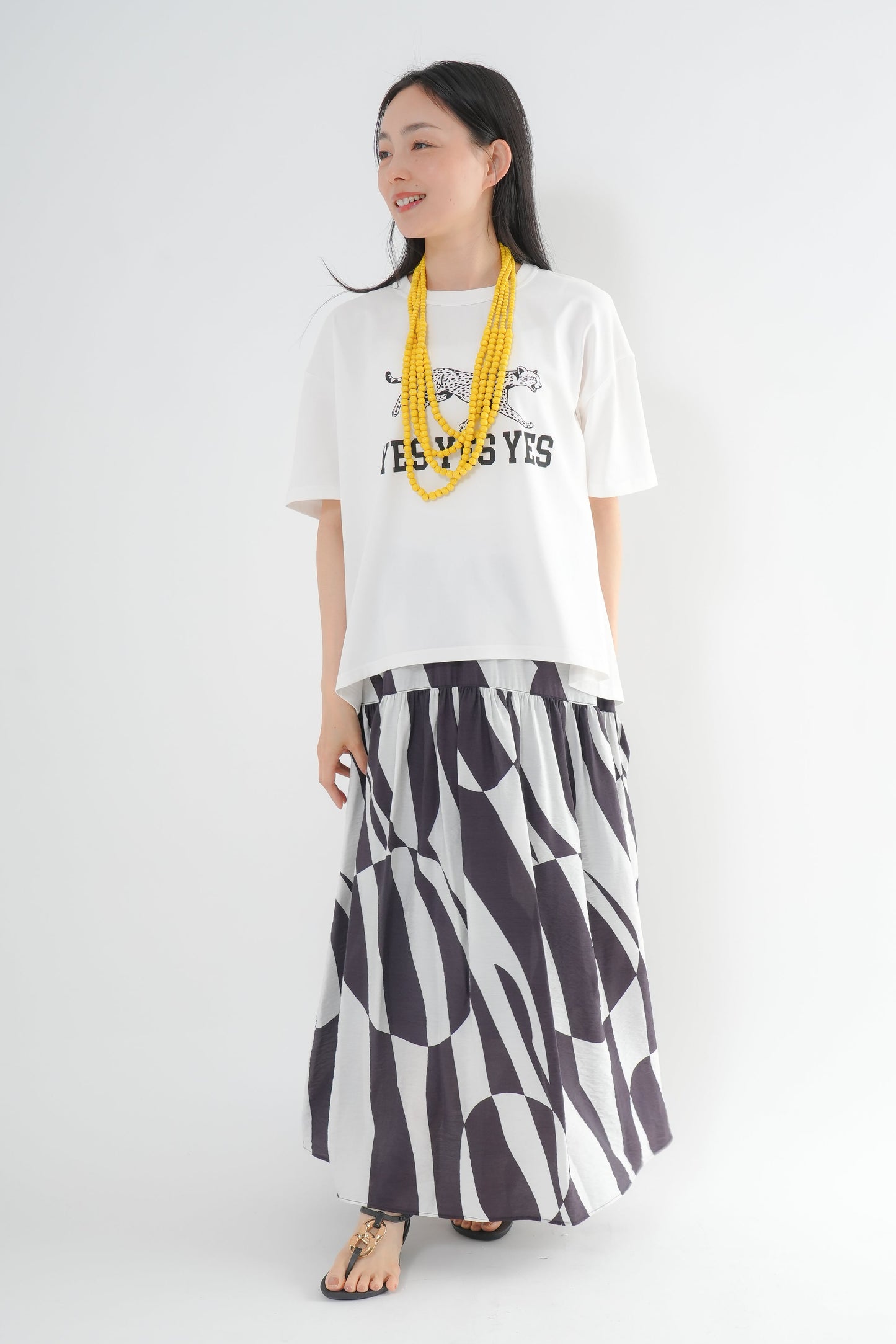 <予約･3点セット>ジャガーTシャツ(オフ)+ジオメトリックスカート(ブラック)+木製ビーズネックレス