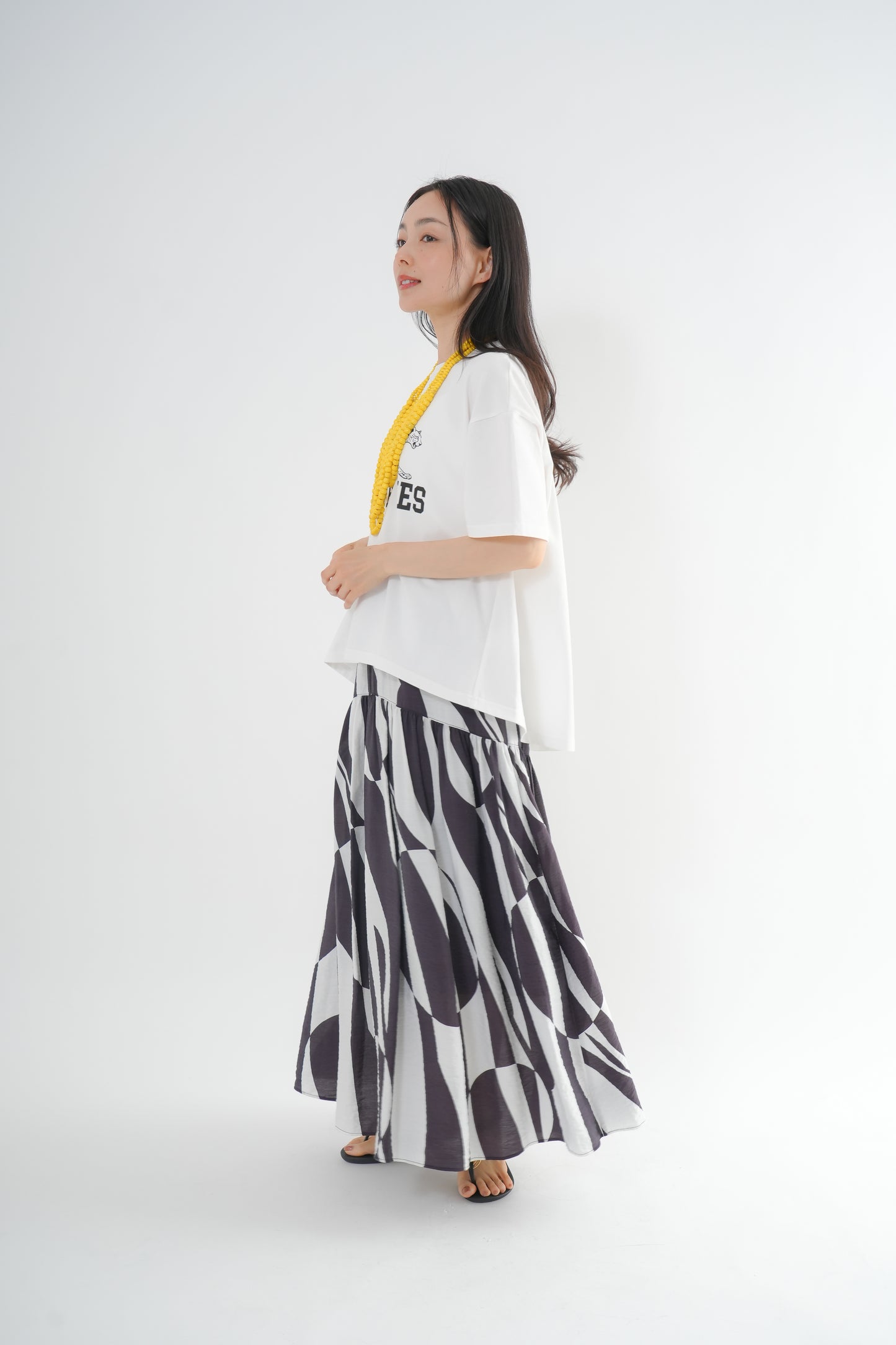 <予約･3点セット>ジャガーTシャツ(オフ)+ジオメトリックスカート(ブラック)+木製ビーズネックレス