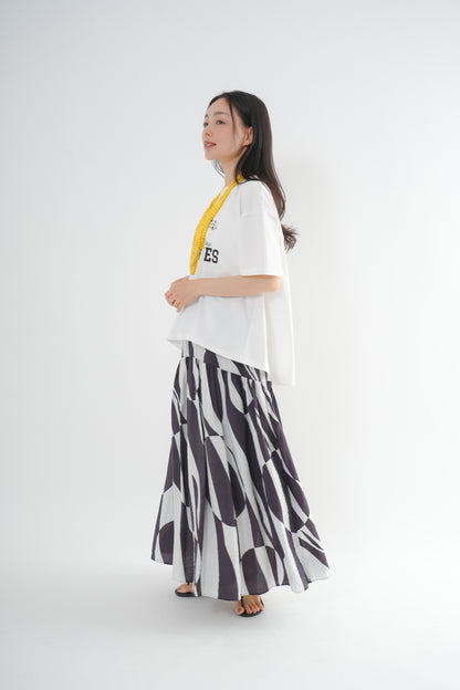 <予約･3点セット>ジャガーTシャツ(オフ)+ジオメトリックスカート(ブラック)+木製ビーズネックレス