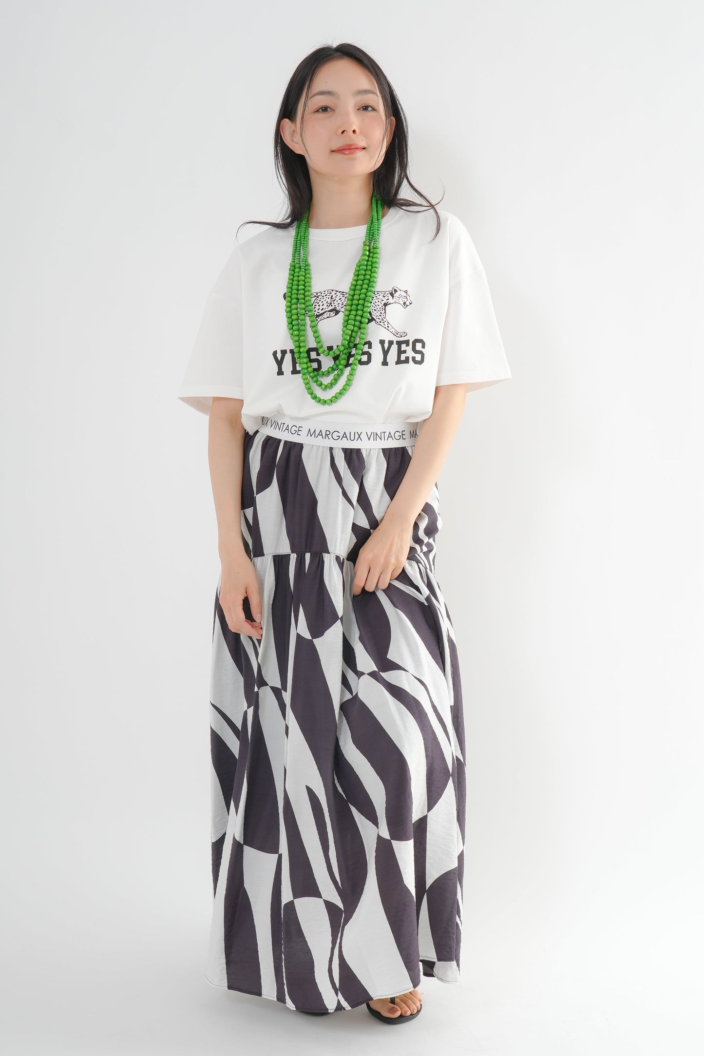 <予約･3点セット>ジャガーTシャツ(オフ)+ジオメトリックスカート(ブラック)+木製ビーズネックレス