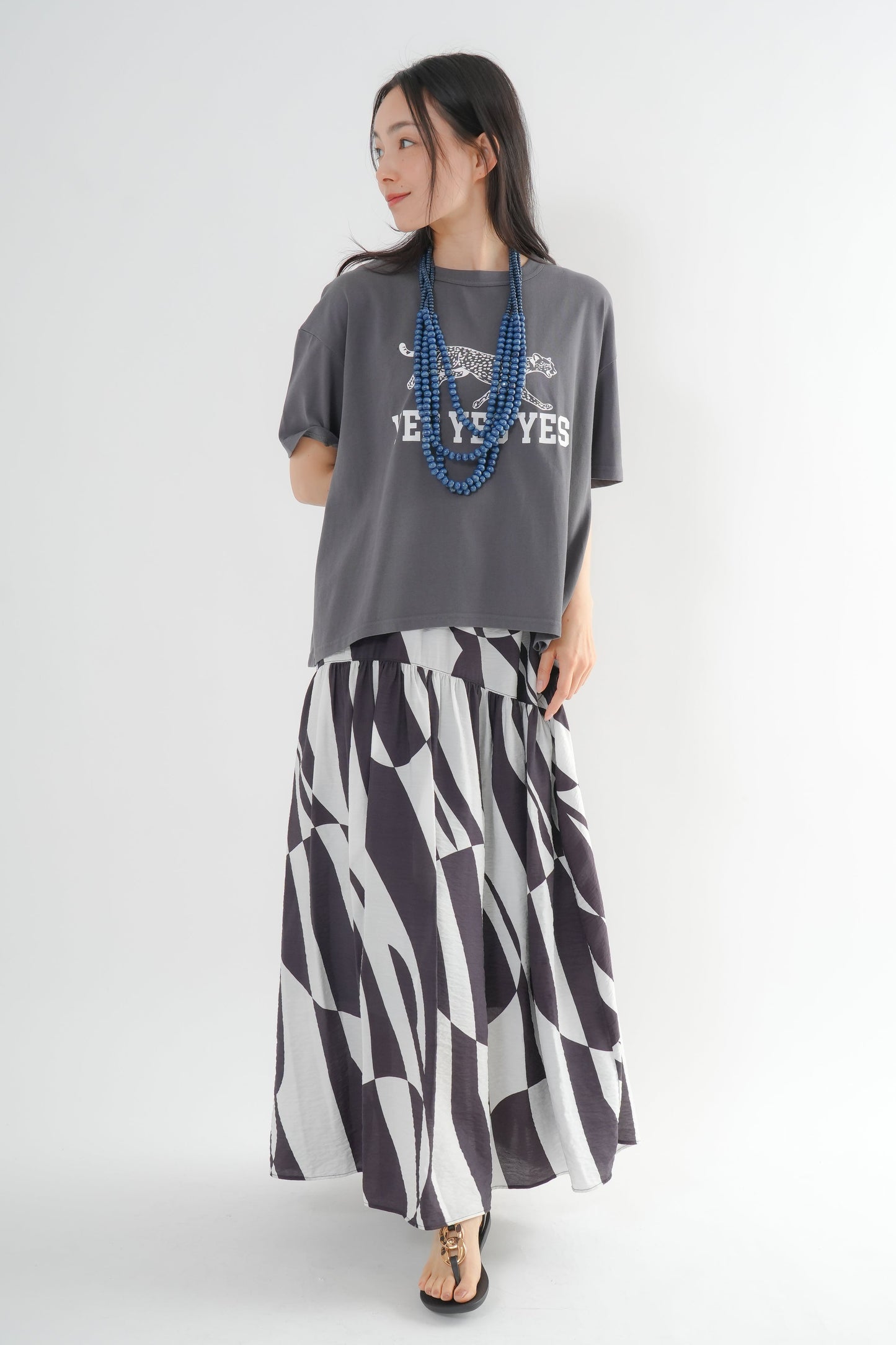 <予約･3点セット>ジャガーTシャツ(チャコール)+ジオメトリックスカート(ブラック)+木製ビーズネックレス