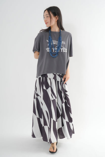 <予約･3点セット>ジャガーTシャツ(チャコール)+ジオメトリックスカート(ブラック)+木製ビーズネックレス