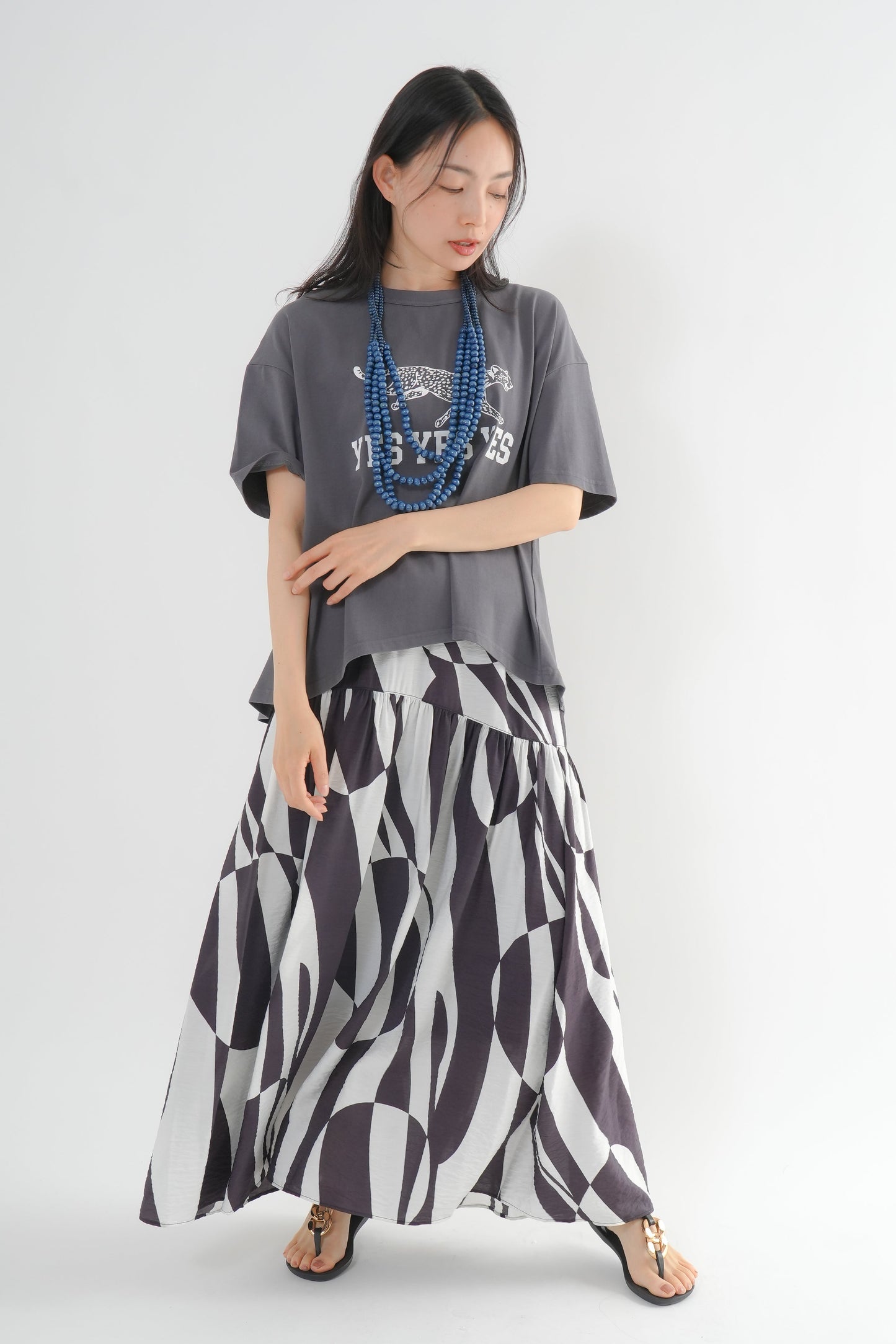 <予約･3点セット>ジャガーTシャツ(チャコール)+ジオメトリックスカート(ブラック)+木製ビーズネックレス