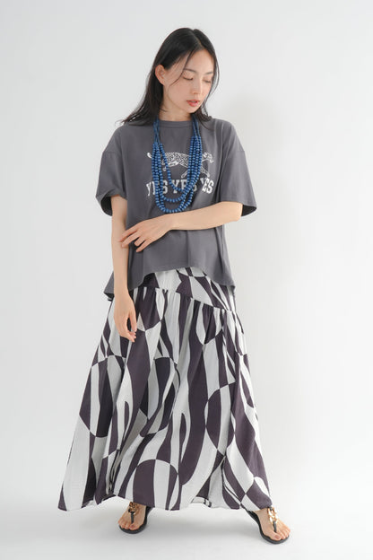 <予約･3点セット>ジャガーTシャツ(チャコール)+ジオメトリックスカート(ブラック)+木製ビーズネックレス