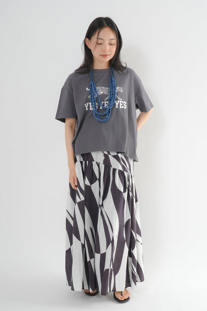 <予約･3点セット>ジャガーTシャツ(チャコール)+ジオメトリックスカート(ブラック)+木製ビーズネックレス