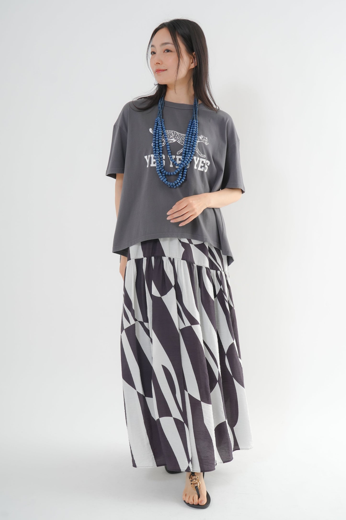 <予約･3点セット>ジャガーTシャツ(チャコール)+ジオメトリックスカート(ブラック)+木製ビーズネックレス