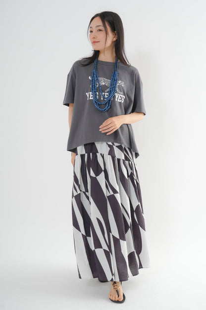 <予約･3点セット>ジャガーTシャツ(チャコール)+ジオメトリックスカート(ブラック)+木製ビーズネックレス