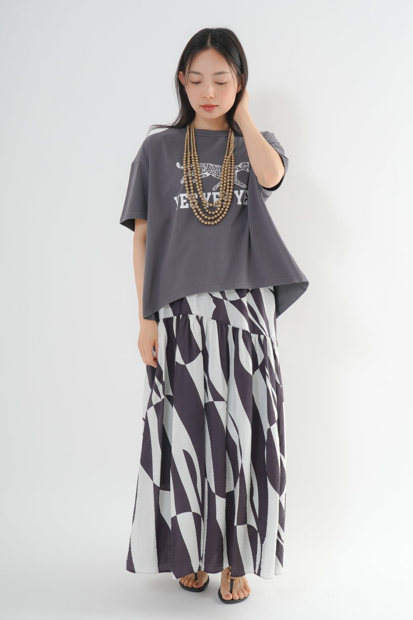 <予約･3点セット>ジャガーTシャツ(チャコール)+ジオメトリックスカート(ブラック)+ビーズネックレス