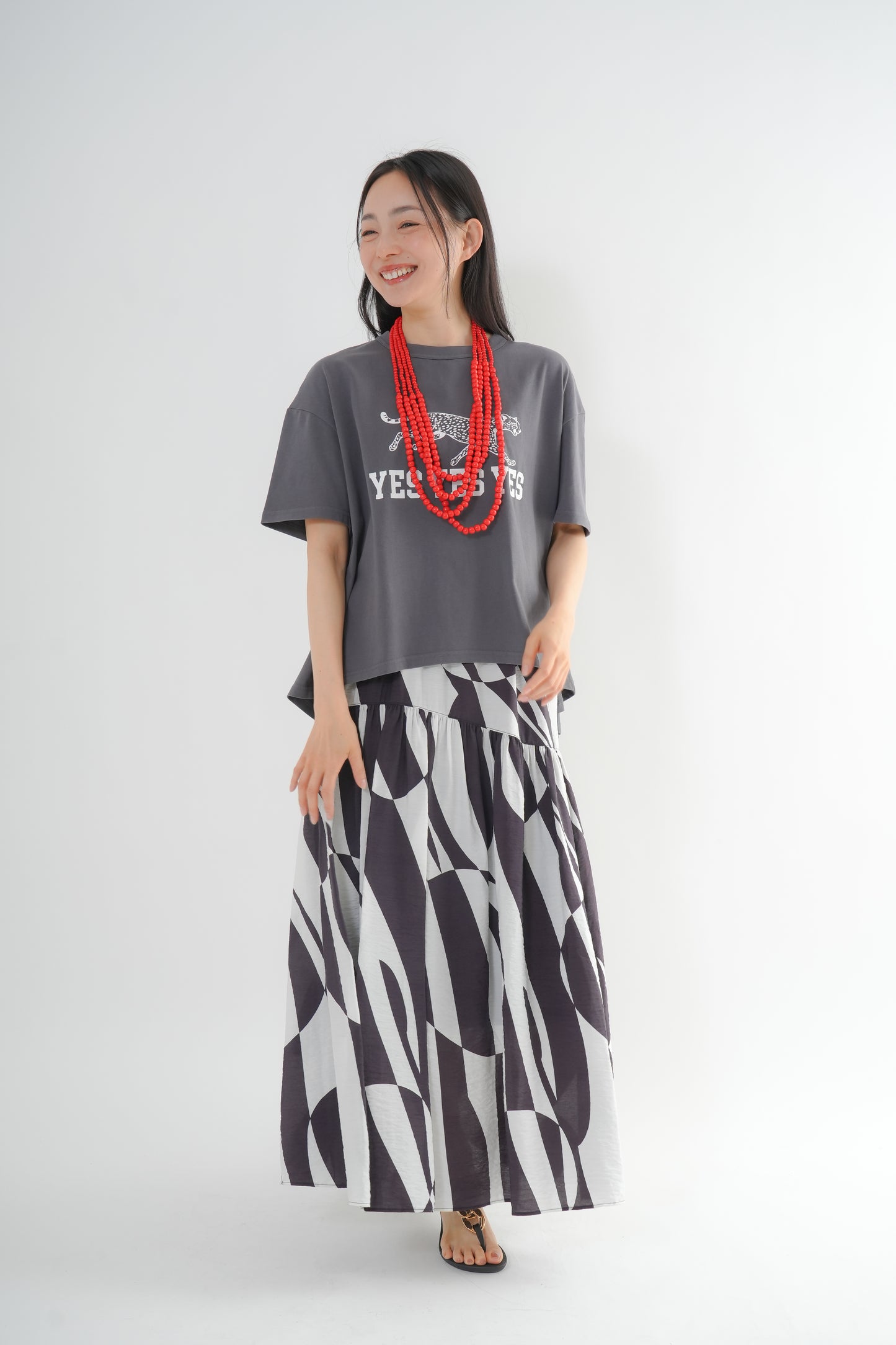 <予約･3点セット>ジャガーTシャツ(チャコール)+ジオメトリックスカート(ブラック)+木製ビーズネックレス