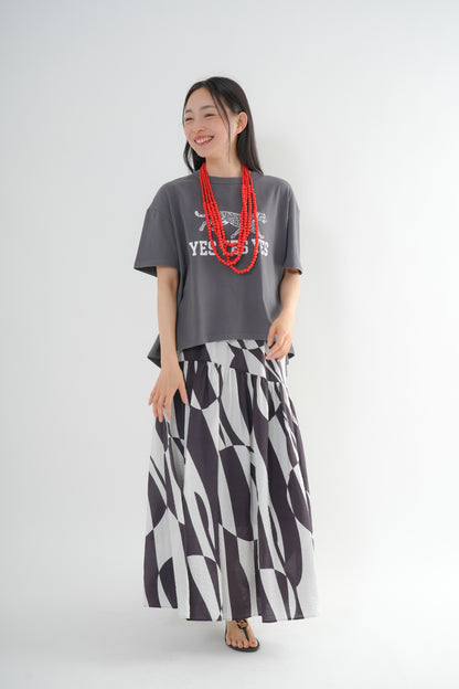 <予約･3点セット>ジャガーTシャツ(チャコール)+ジオメトリックスカート(ブラック)+木製ビーズネックレス