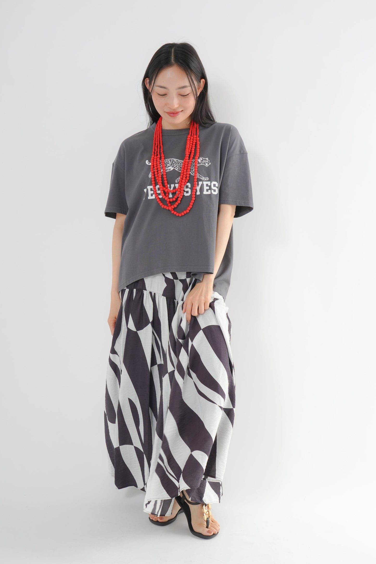 <予約･3点セット>ジャガーTシャツ(チャコール)+ジオメトリックスカート(ブラック)+木製ビーズネックレス