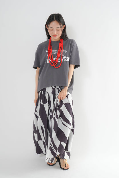 <予約･3点セット>ジャガーTシャツ(チャコール)+ジオメトリックスカート(ブラック)+木製ビーズネックレス