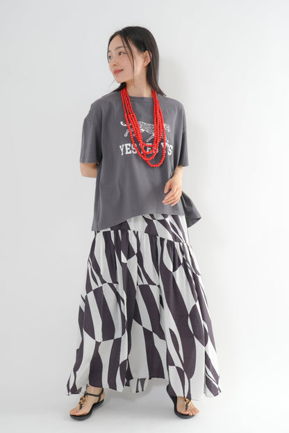 <予約･3点セット>ジャガーTシャツ(チャコール)+ジオメトリックスカート(ブラック)+木製ビーズネックレス
