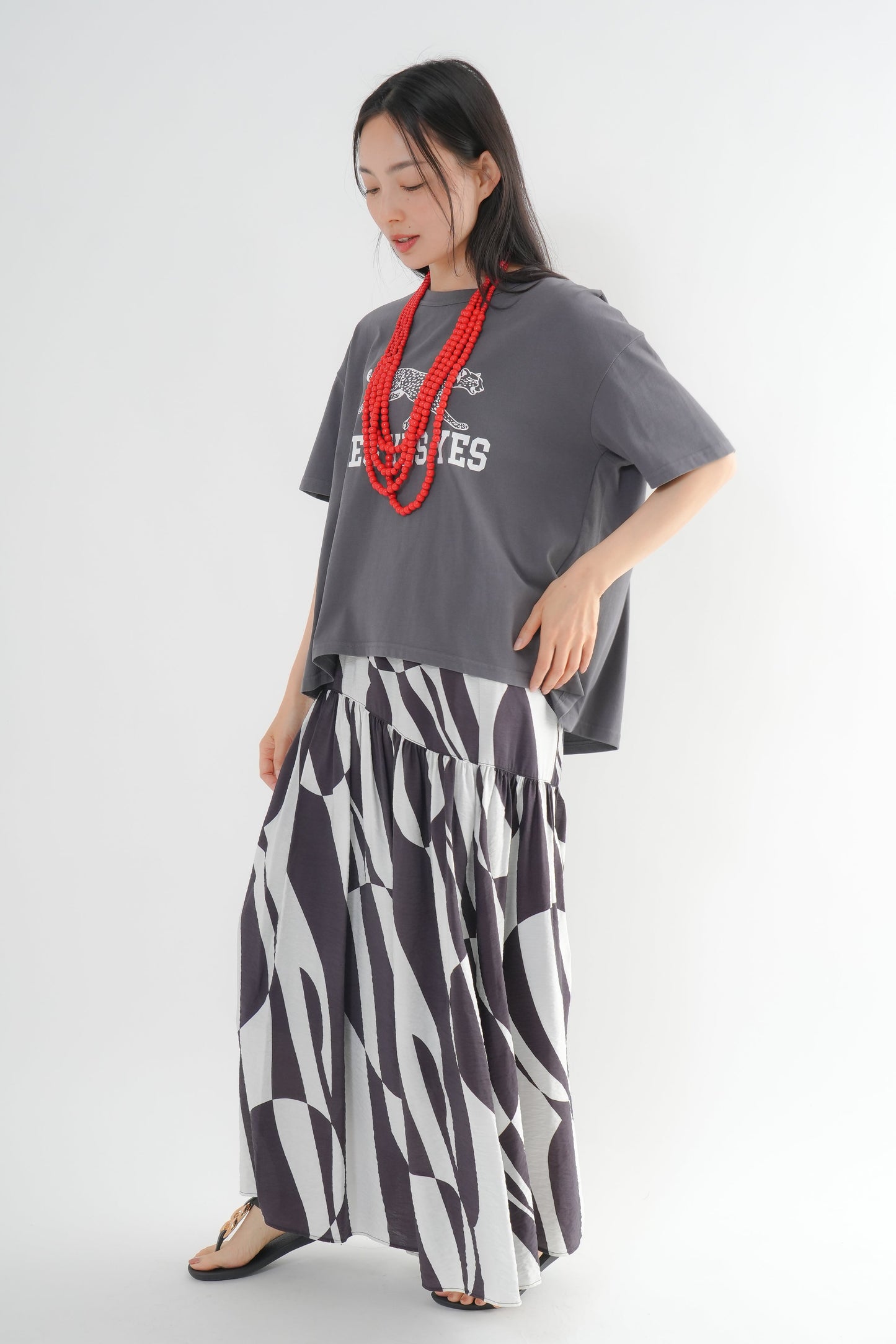<予約･3点セット>ジャガーTシャツ(チャコール)+ジオメトリックスカート(ブラック)+木製ビーズネックレス