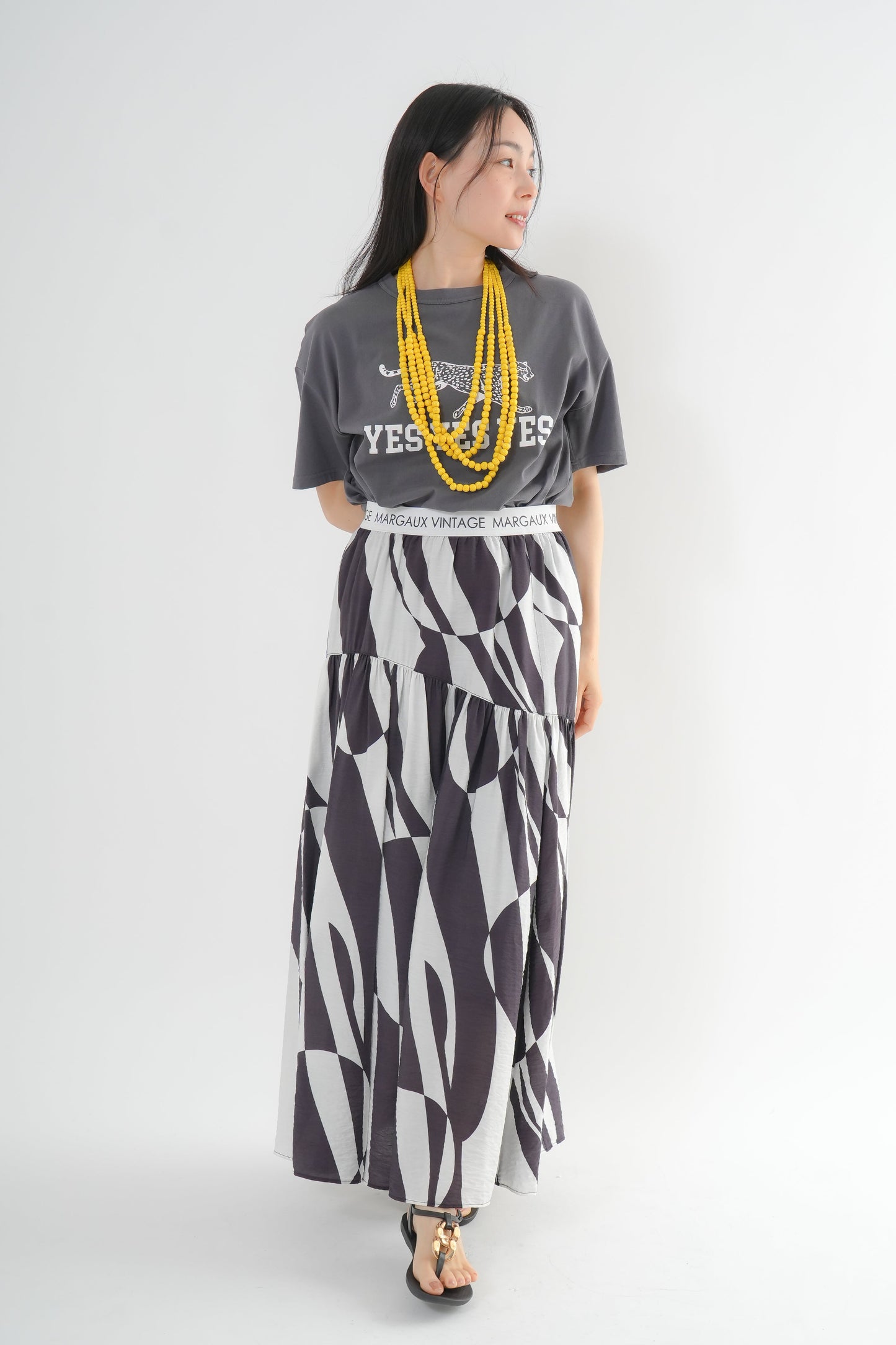 <予約･3点セット>ジャガーTシャツ(チャコール)+ジオメトリックスカート(ブラック)+木製ビーズネックレス