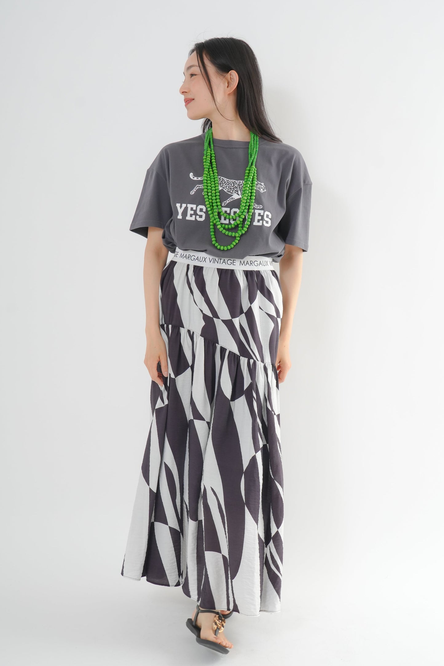 <予約･3点セット>ジャガーTシャツ(チャコール)+ジオメトリックスカート(ブラック)+木製ビーズネックレス