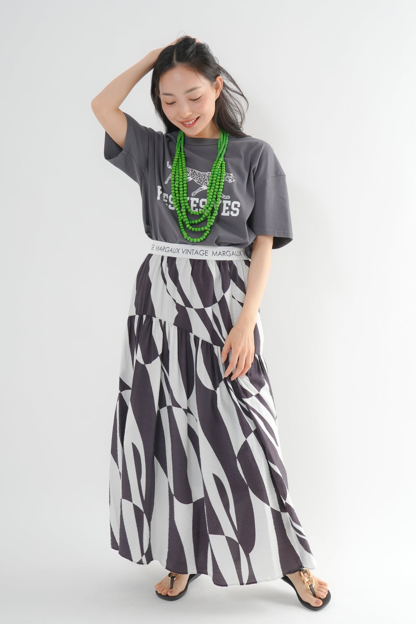 <予約･3点セット>ジャガーTシャツ(チャコール)+ジオメトリックスカート(ブラック)+木製ビーズネックレス