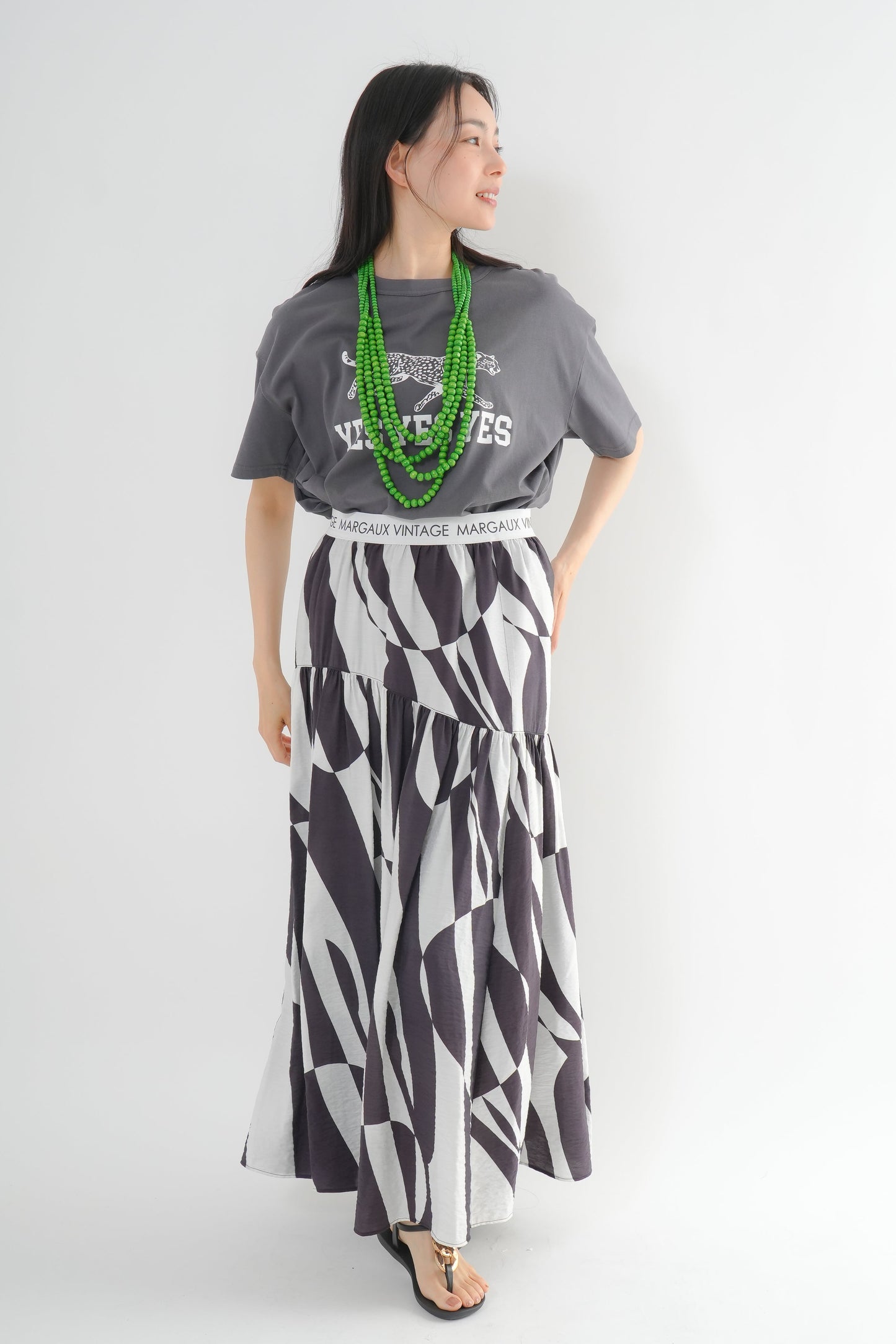 <予約･3点セット>ジャガーTシャツ(チャコール)+ジオメトリックスカート(ブラック)+木製ビーズネックレス