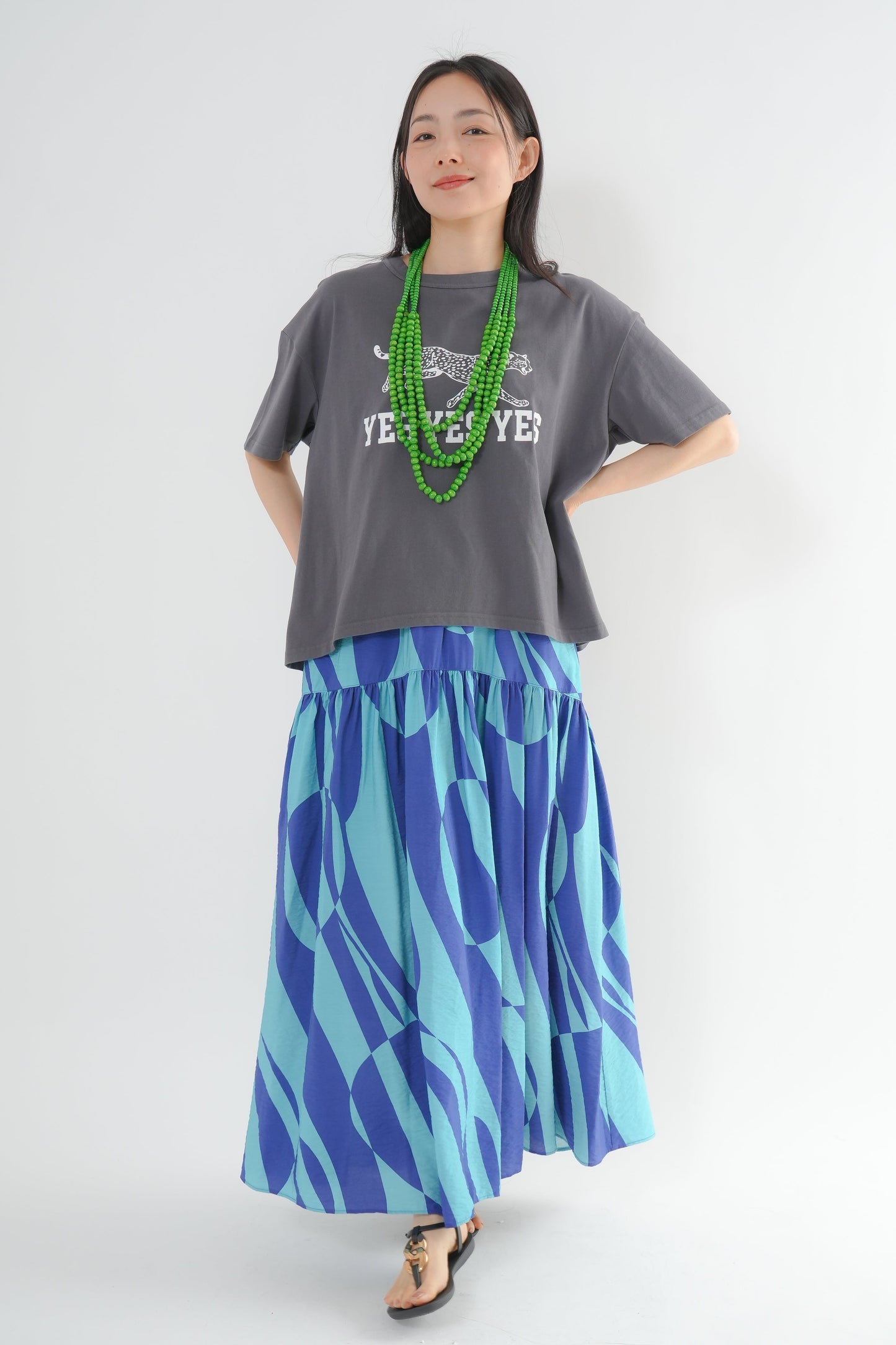 <予約･3点セット>ジャガーTシャツ(チャコール)+ジオメトリックスカート(ブルー)+木製ビーズネックレス