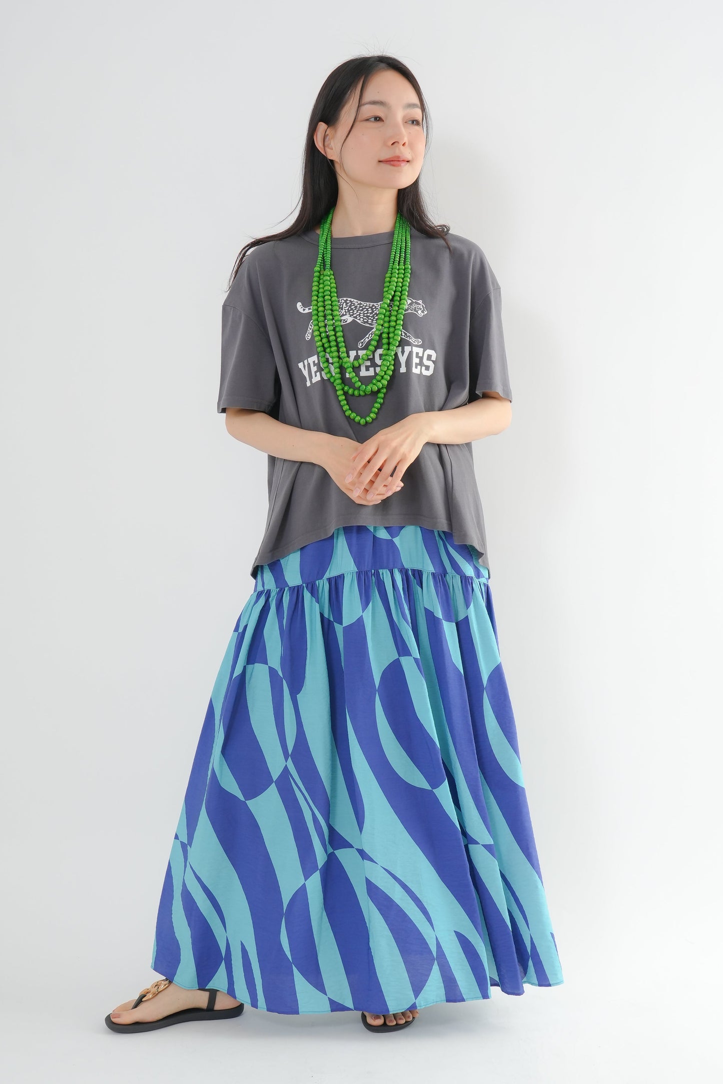 <予約･3点セット>ジャガーTシャツ(チャコール)+ジオメトリックスカート(ブルー)+木製ビーズネックレス