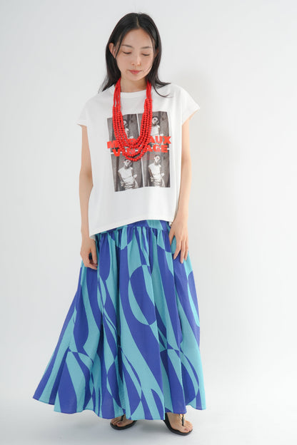<3点セット>転写プリントノースリーブT(オフ)+ジオメトリックスカート(ブルー)+木製ビーズネックレス