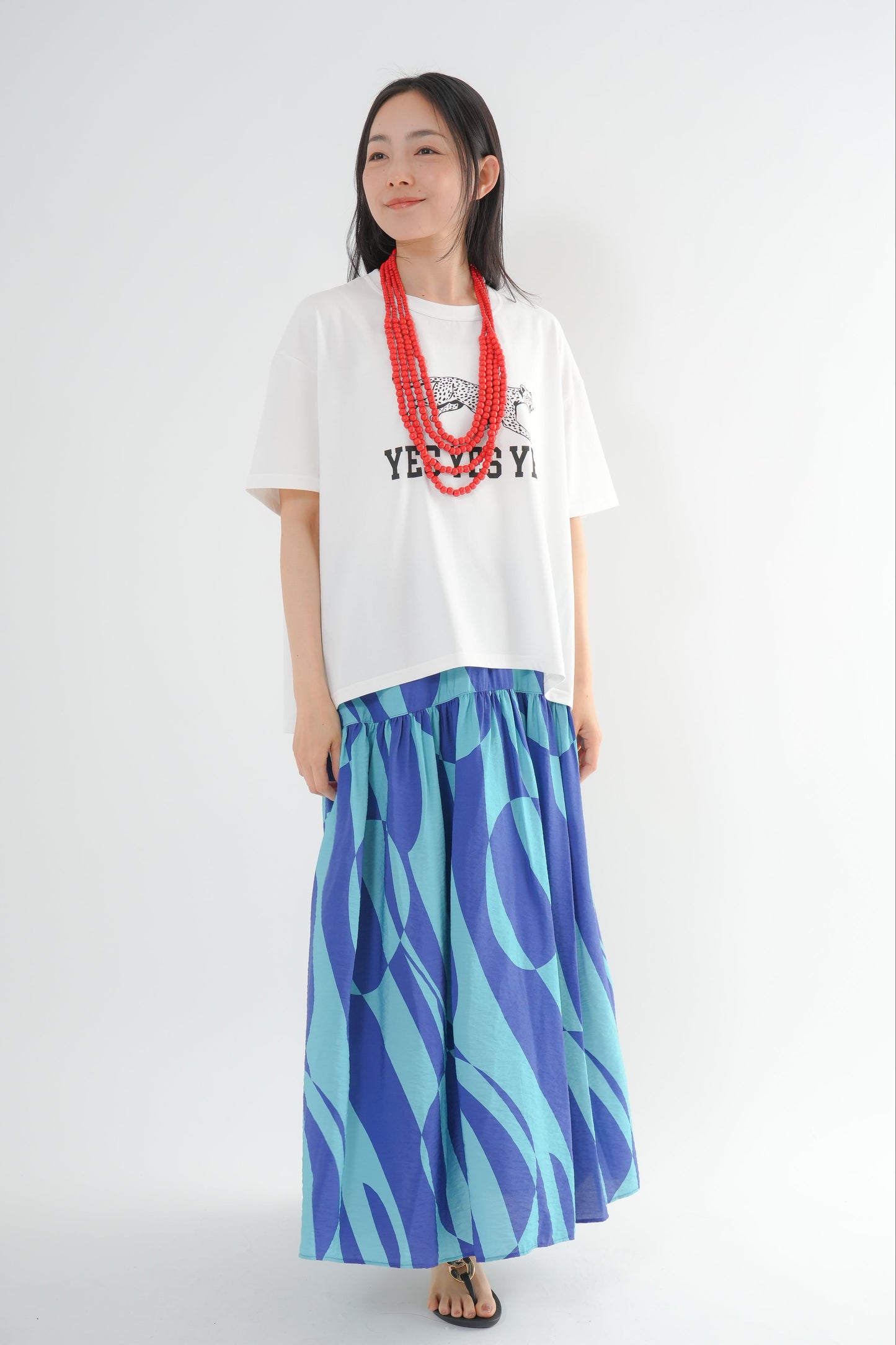 <予約･3点セット>ジャガーTシャツ(オフ)+ジオメトリックスカート(ブルー)+木製ビーズネックレス