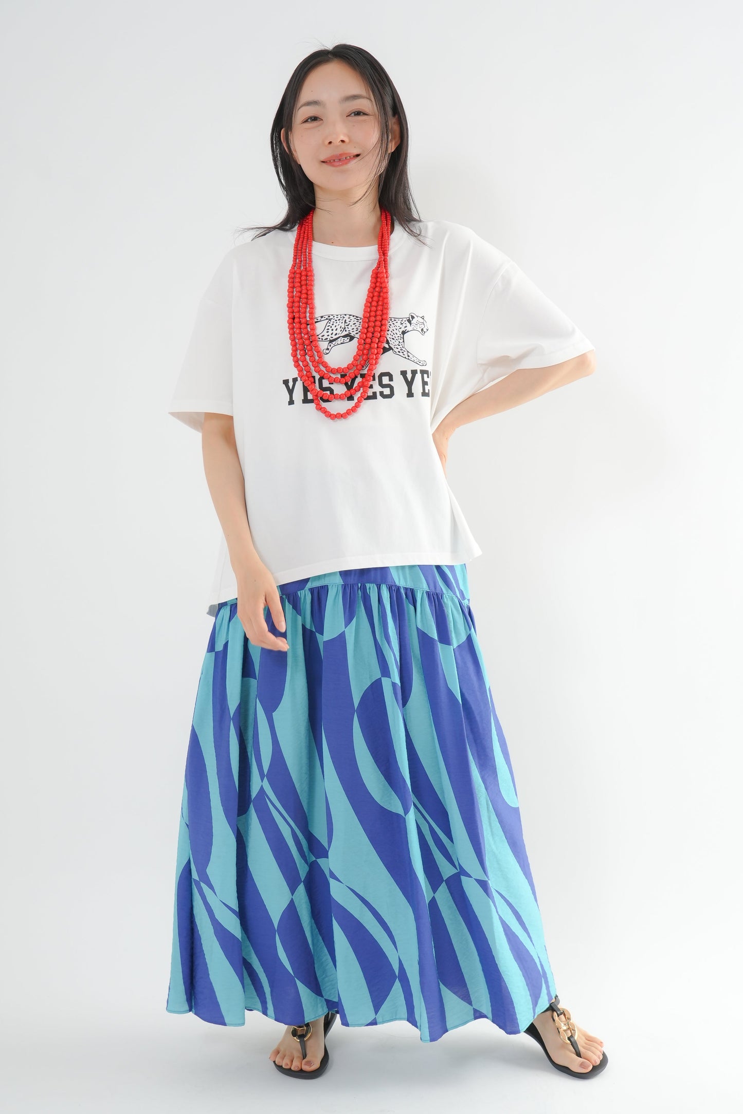 <予約･3点セット>ジャガーTシャツ(オフ)+ジオメトリックスカート(ブルー)+木製ビーズネックレス