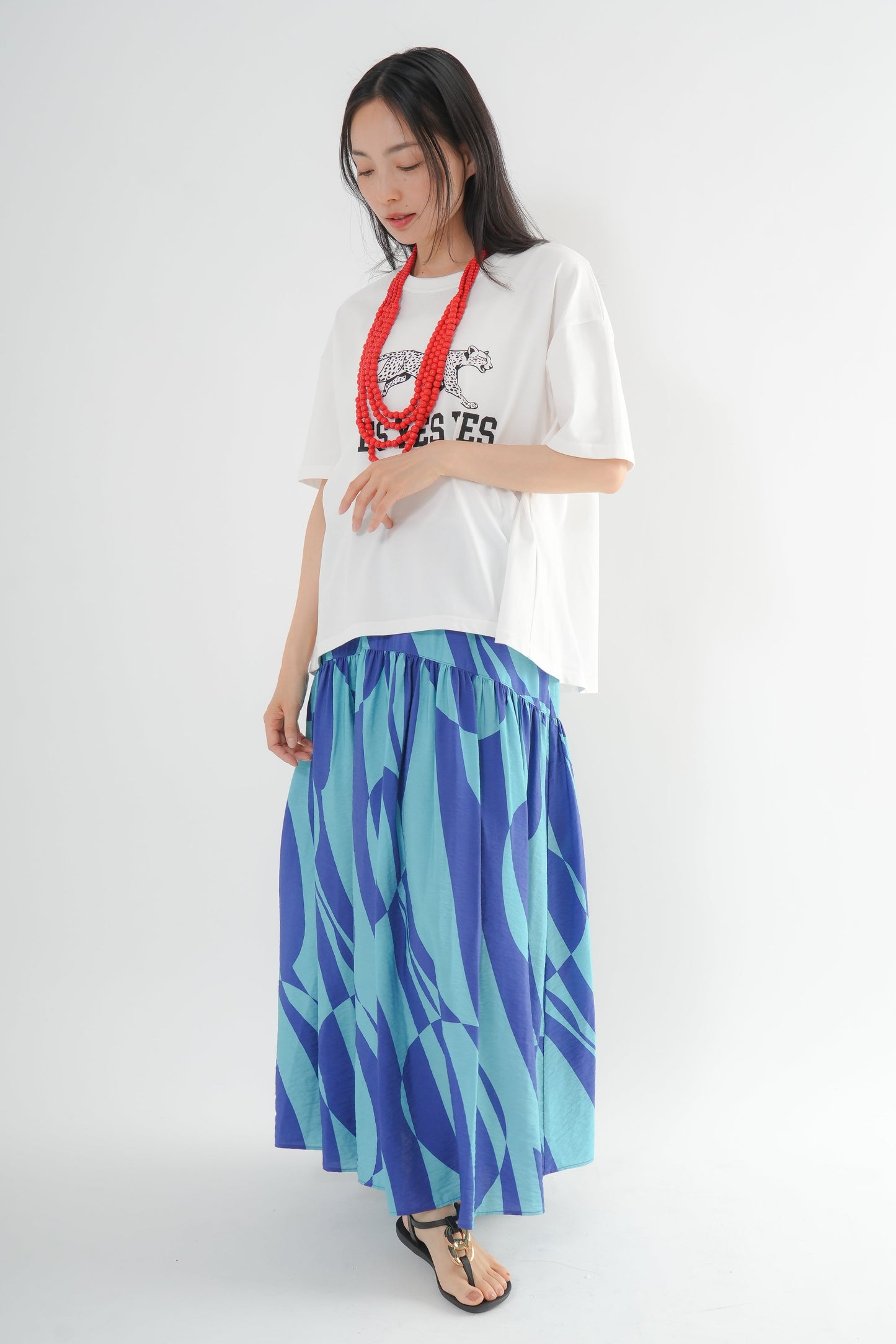 <予約･3点セット>ジャガーTシャツ(オフ)+ジオメトリックスカート(ブルー)+木製ビーズネックレス