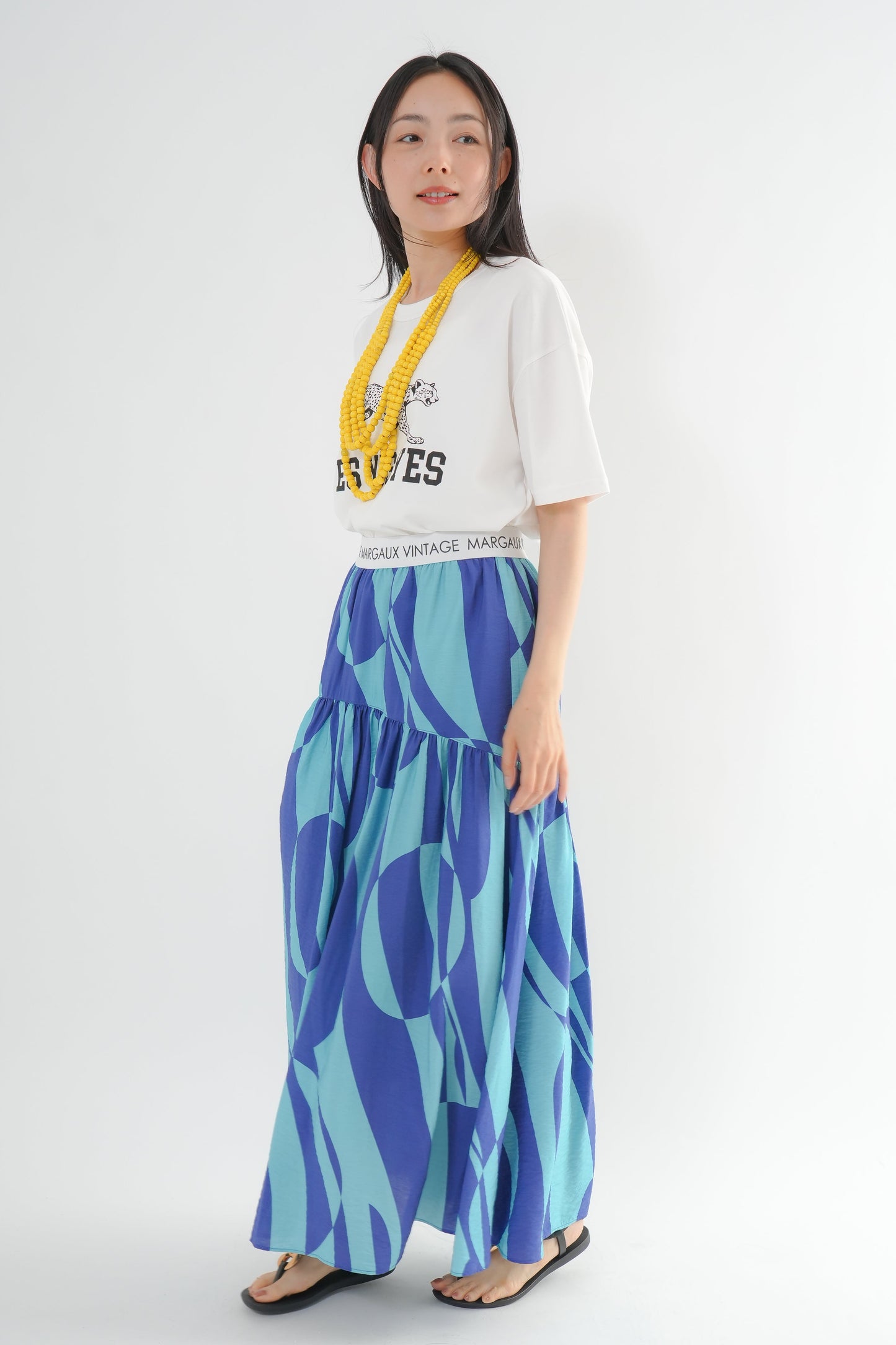 <予約･3点セット>ジャガーTシャツ(オフ)+ジオメトリックスカート(ブルー)+木製ビーズネックレス