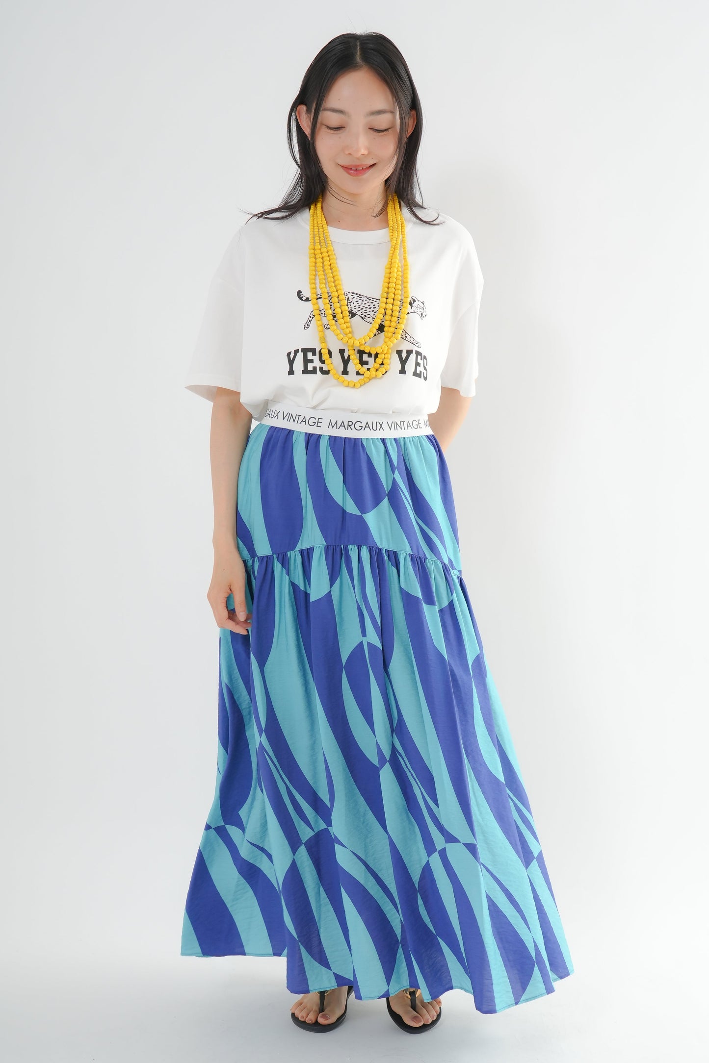 <予約･3点セット>ジャガーTシャツ(オフ)+ジオメトリックスカート(ブルー)+木製ビーズネックレス