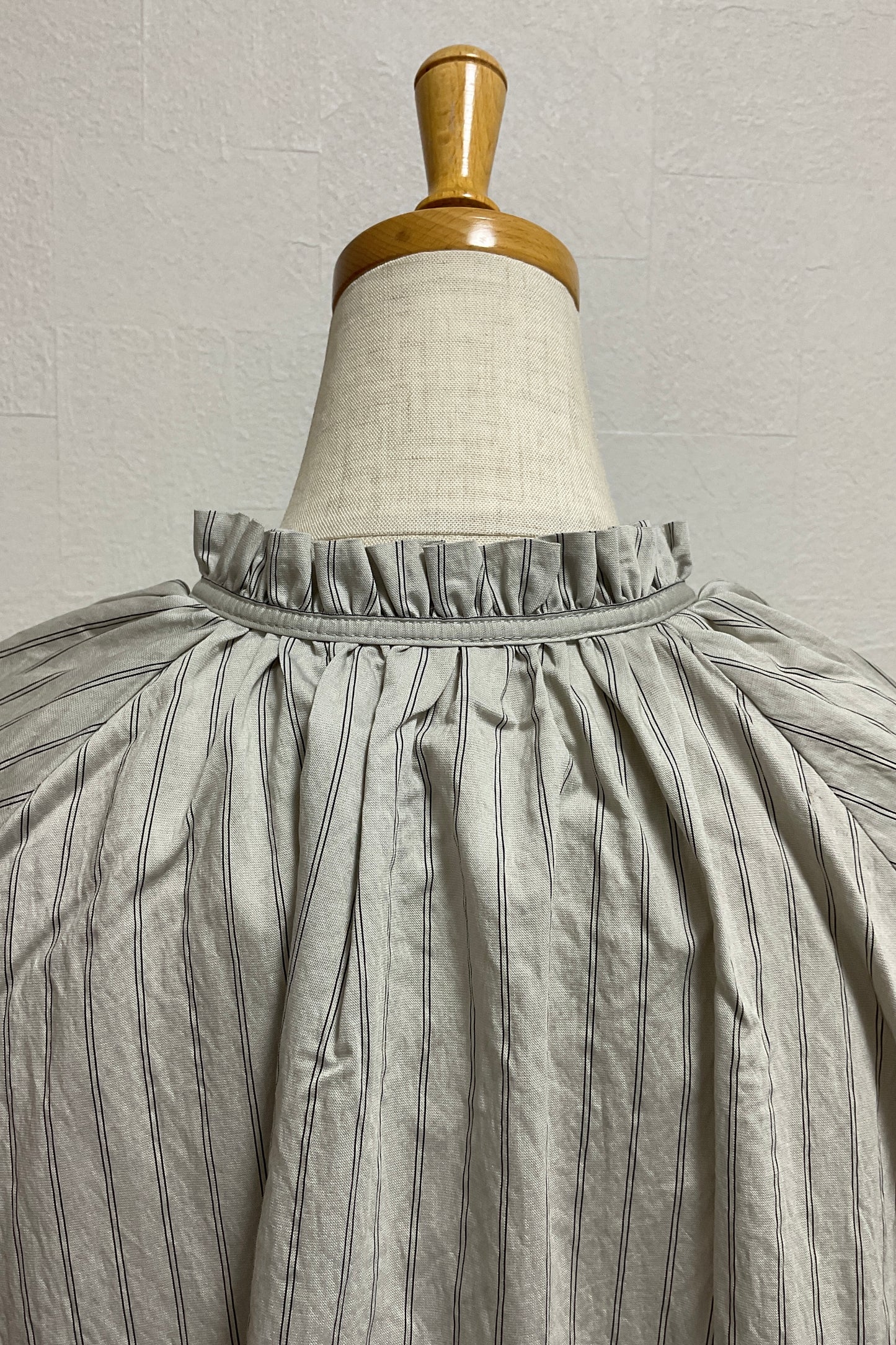 ＜５０％ＯＦＦ＞ストライプフリルカラーブラウス