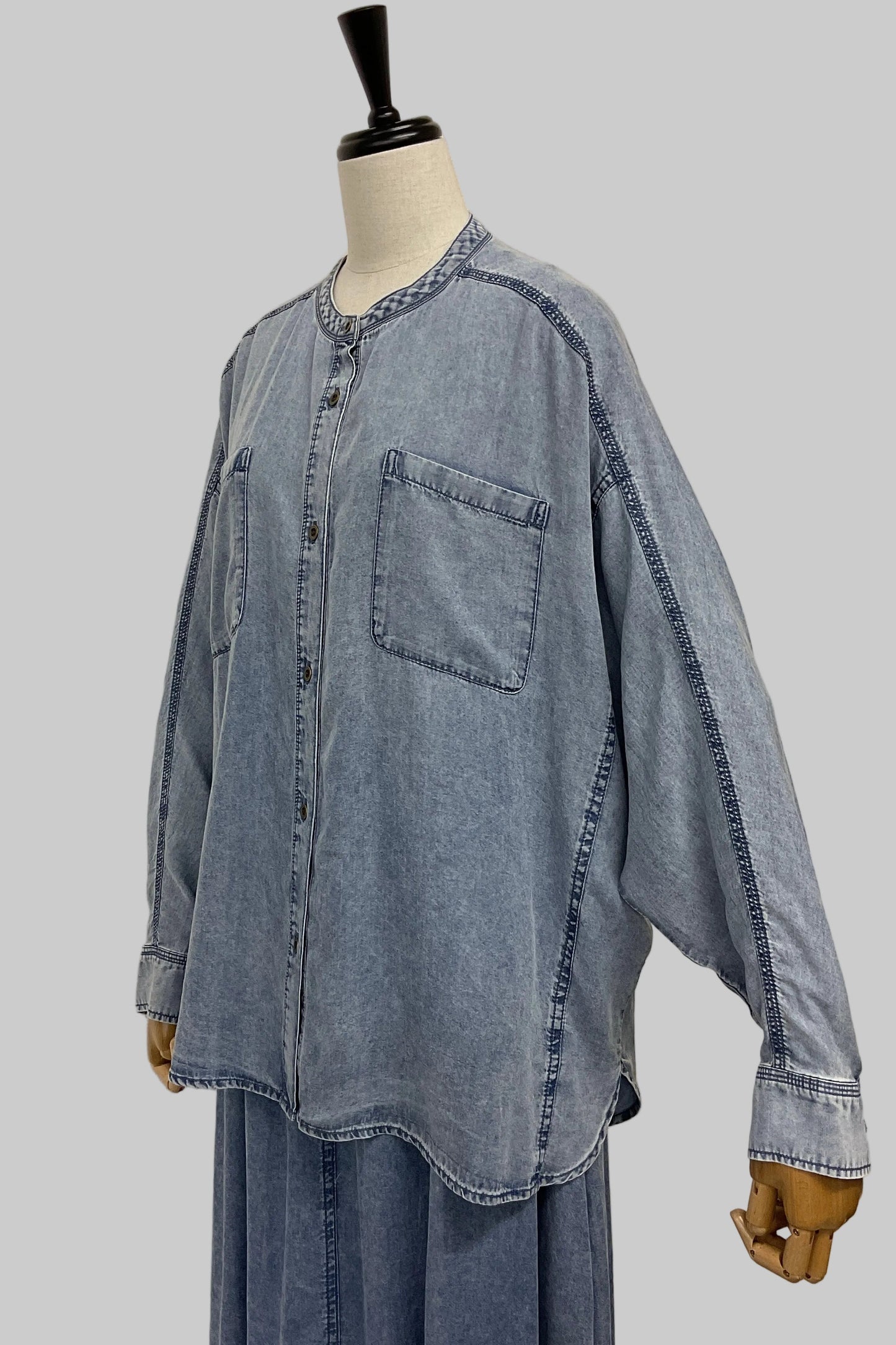 〈10%OFF〉パウダーシルクデニムドルマンシャツ