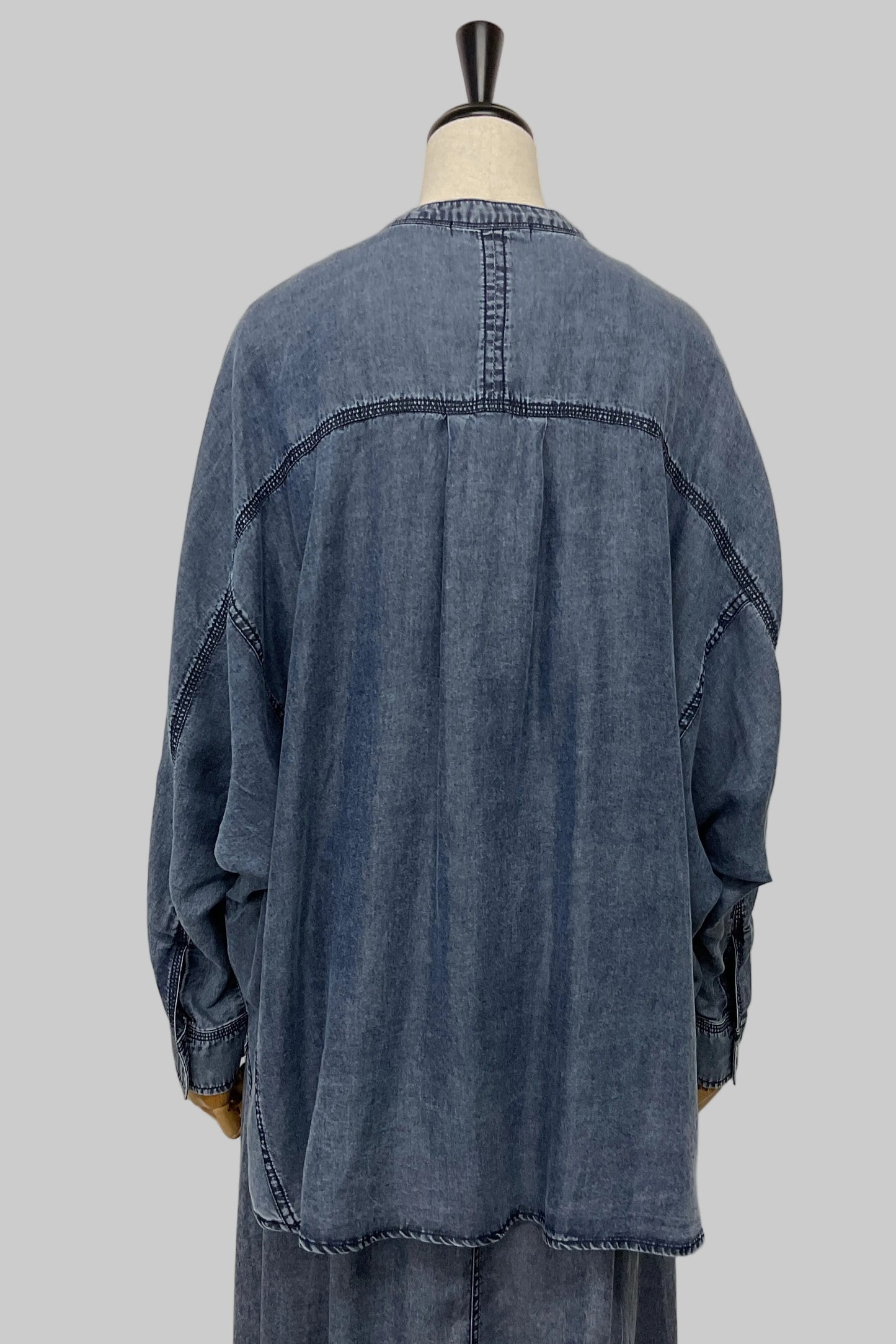 〈10%OFF〉パウダーシルクデニムドルマンシャツ