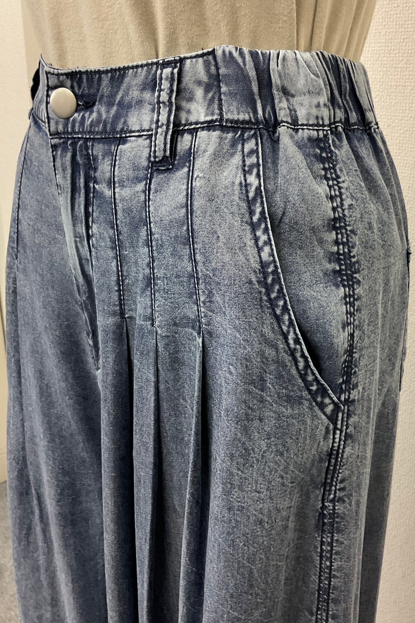 パウダーシルクデニムワイドパンツ