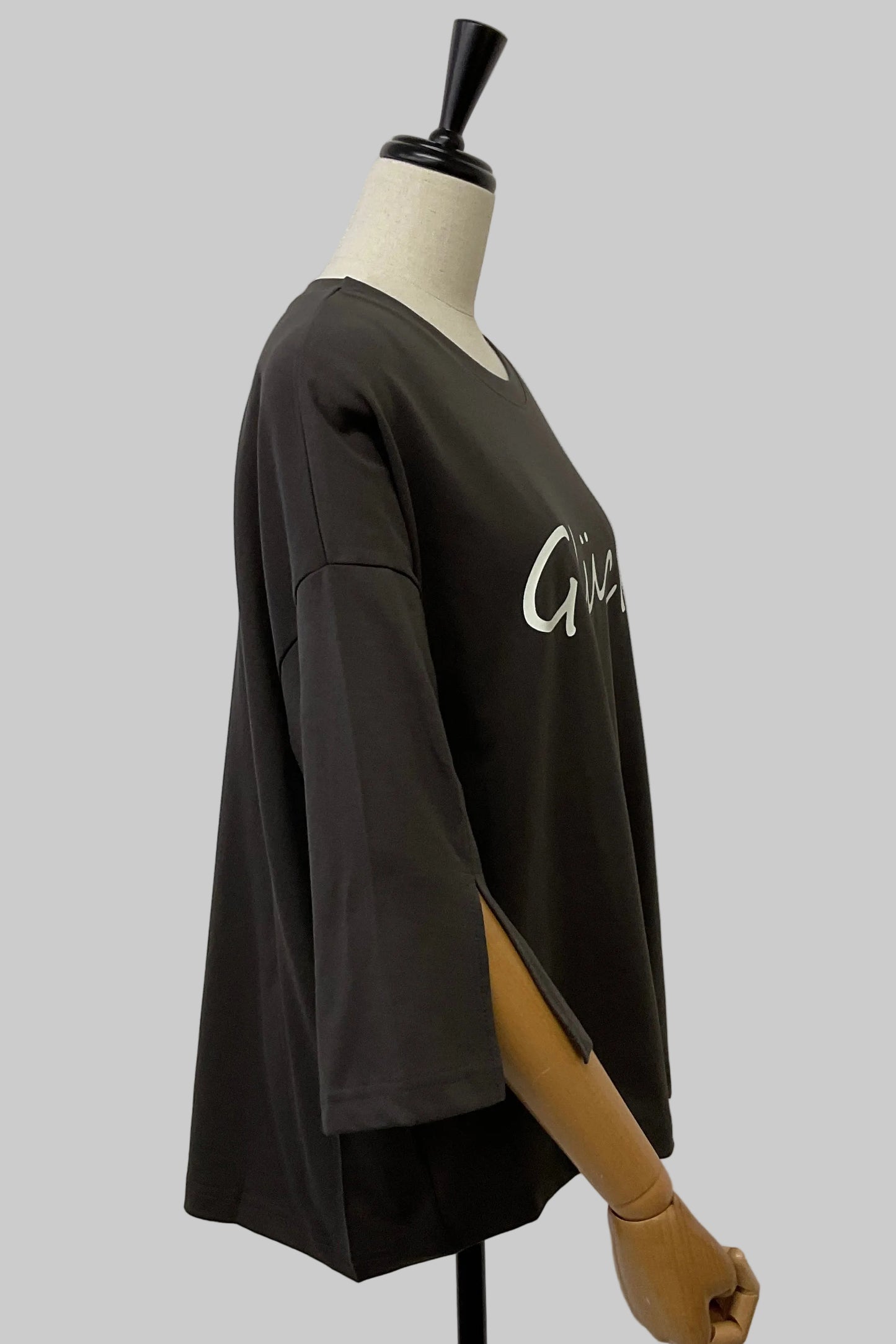 袖スリットロゴTシャツ（7分袖）