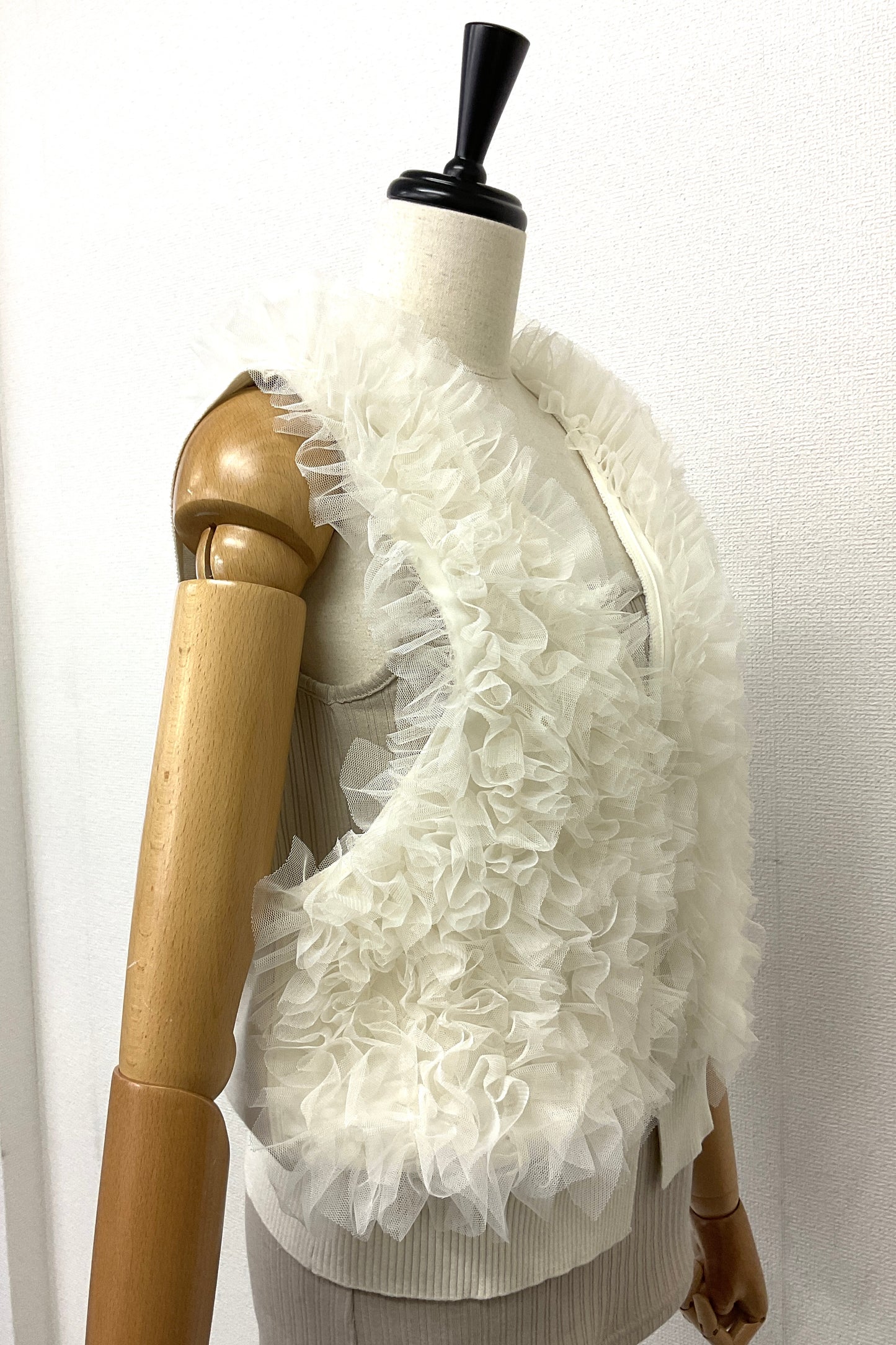 〈30%OFF〉チュールフリルニットベスト