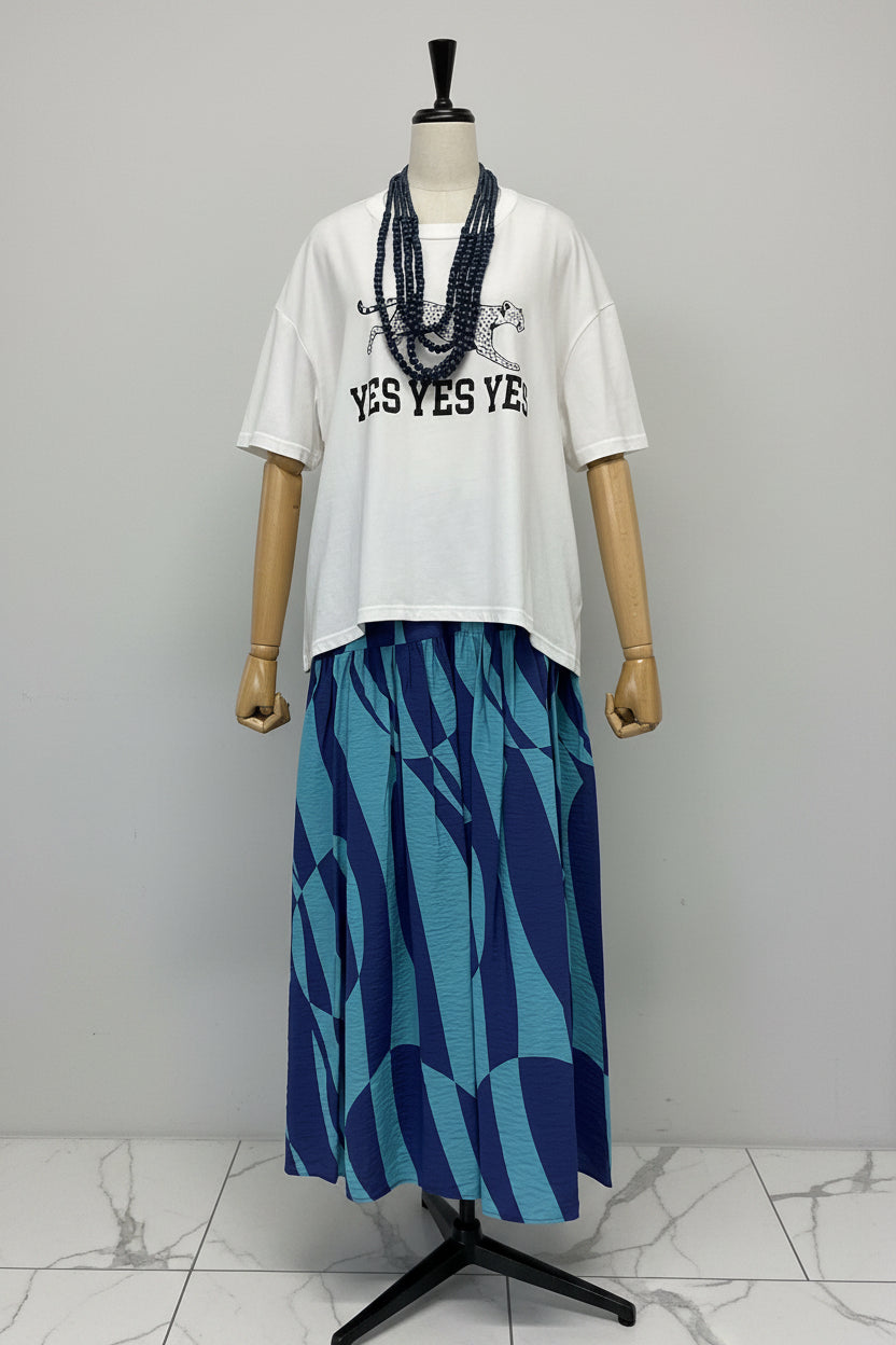 <予約･3点セット>ジャガーTシャツ(オフ)+ジオメトリックスカート(ブルー)+木製ビーズネックレス