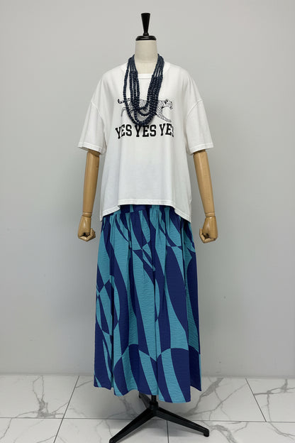 <予約･3点セット>ジャガーTシャツ(オフ)+ジオメトリックスカート(ブルー)+木製ビーズネックレス