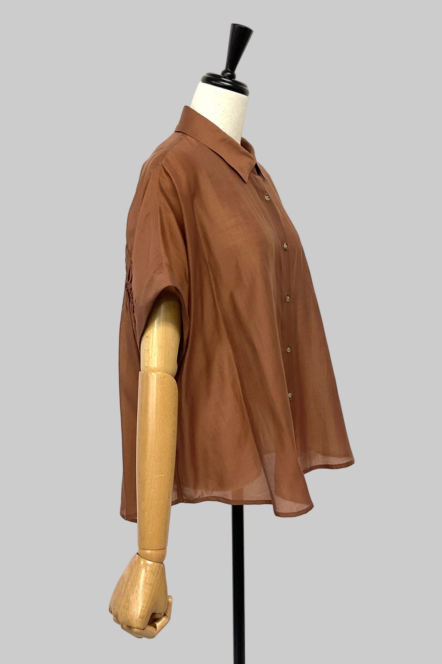 〈10%OFF〉バックギャザーシャツ