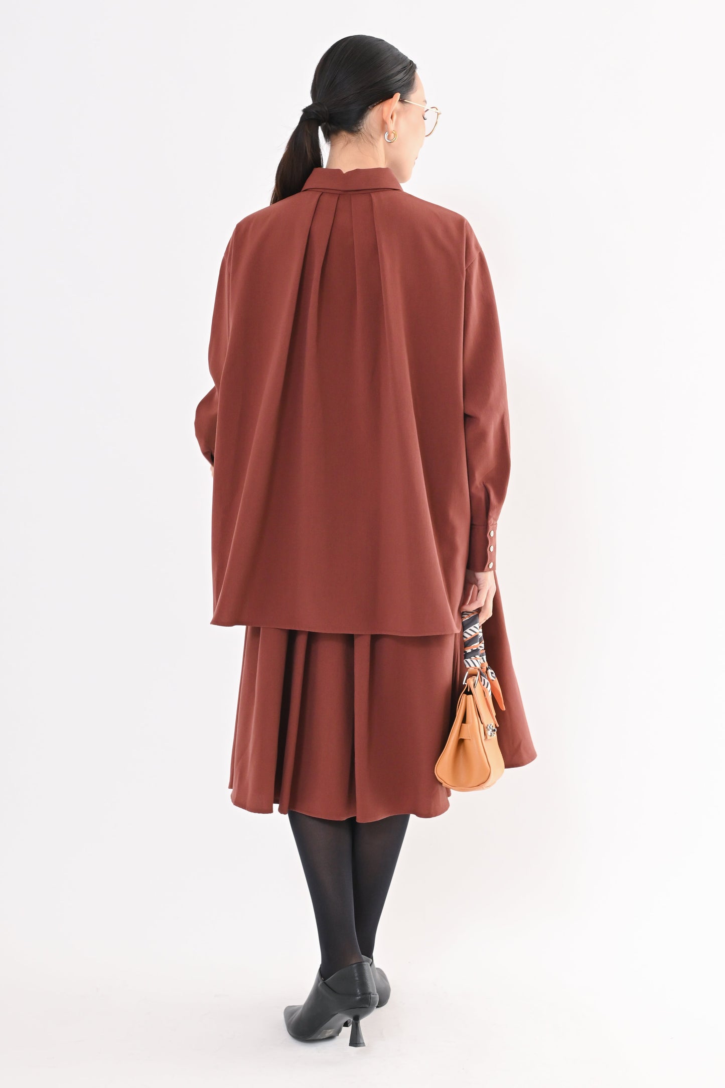 バックタックシャツ