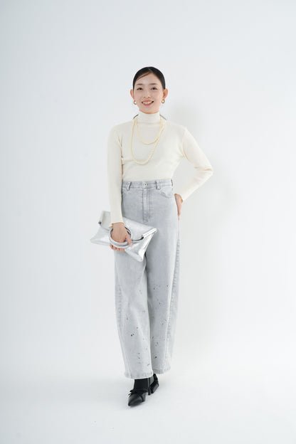e-clothing-online storeのCLOCHEリブハイネックニットを着用したモデル。袖口のゴールドボタンが特徴のホワイトのタートルネックニットに、ライトグレーのデニムを合わせたきれいめなコーディネート。