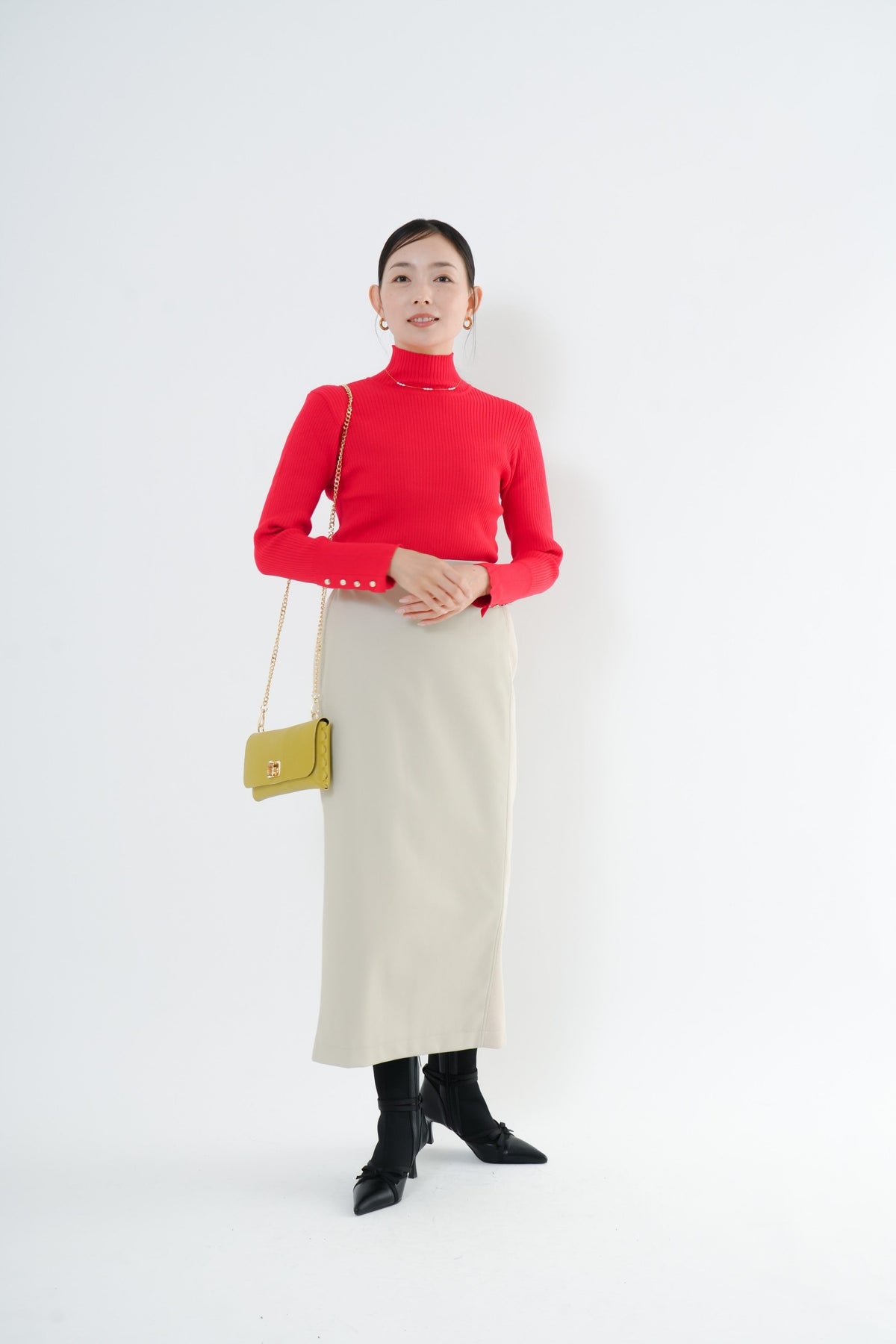 e-clothing-online storeのCLOCHEリブハイネックニット。鮮やかな赤のタートルネックに袖口のゴールドボタンが映える、きれいめな秋冬のレイヤードスタイル。