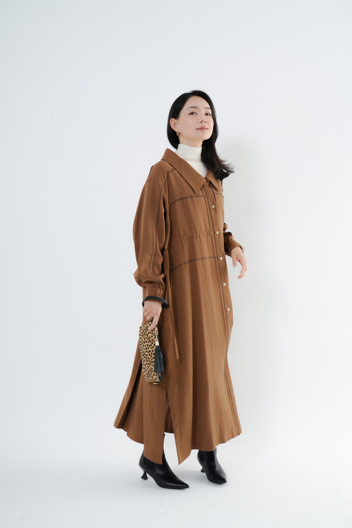 e-clothing-online storeのCLOCHEリブハイネックニットをインナーに合わせたブラウンのロングシャツワンピーススタイル
