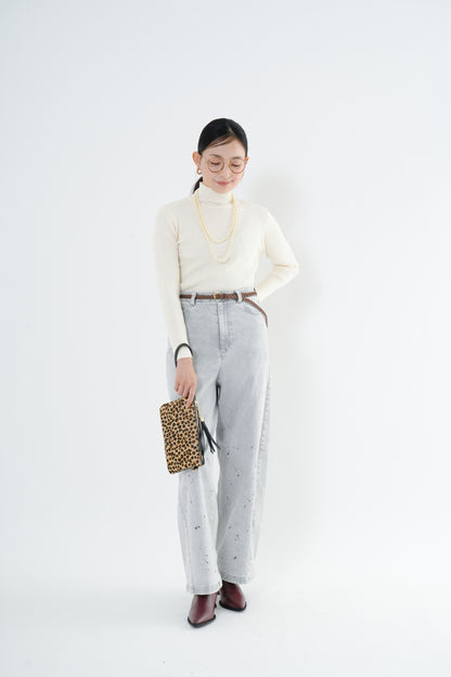 e-clothing-online storeのCLOCHEリブハイネックニットを着用した女性。ホワイトのタートルネックにライトグレーのデニムを合わせたきれいめカジュアルスタイル。